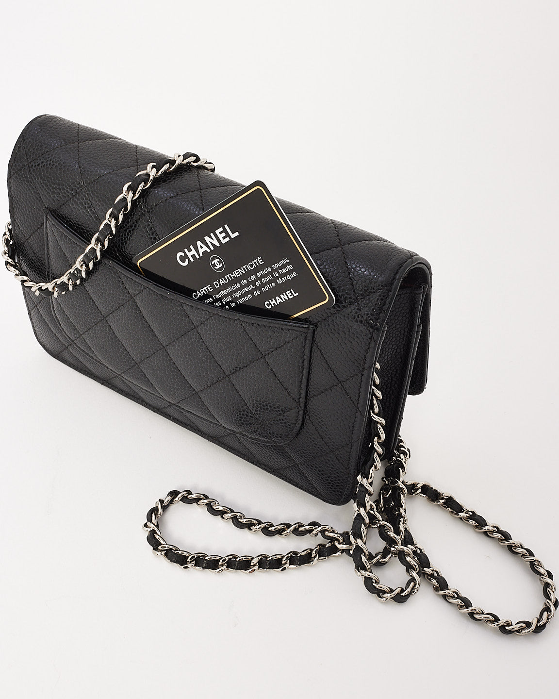 Portefeuille matelassé en cuir caviar noir Chanel sur chaîne SHW