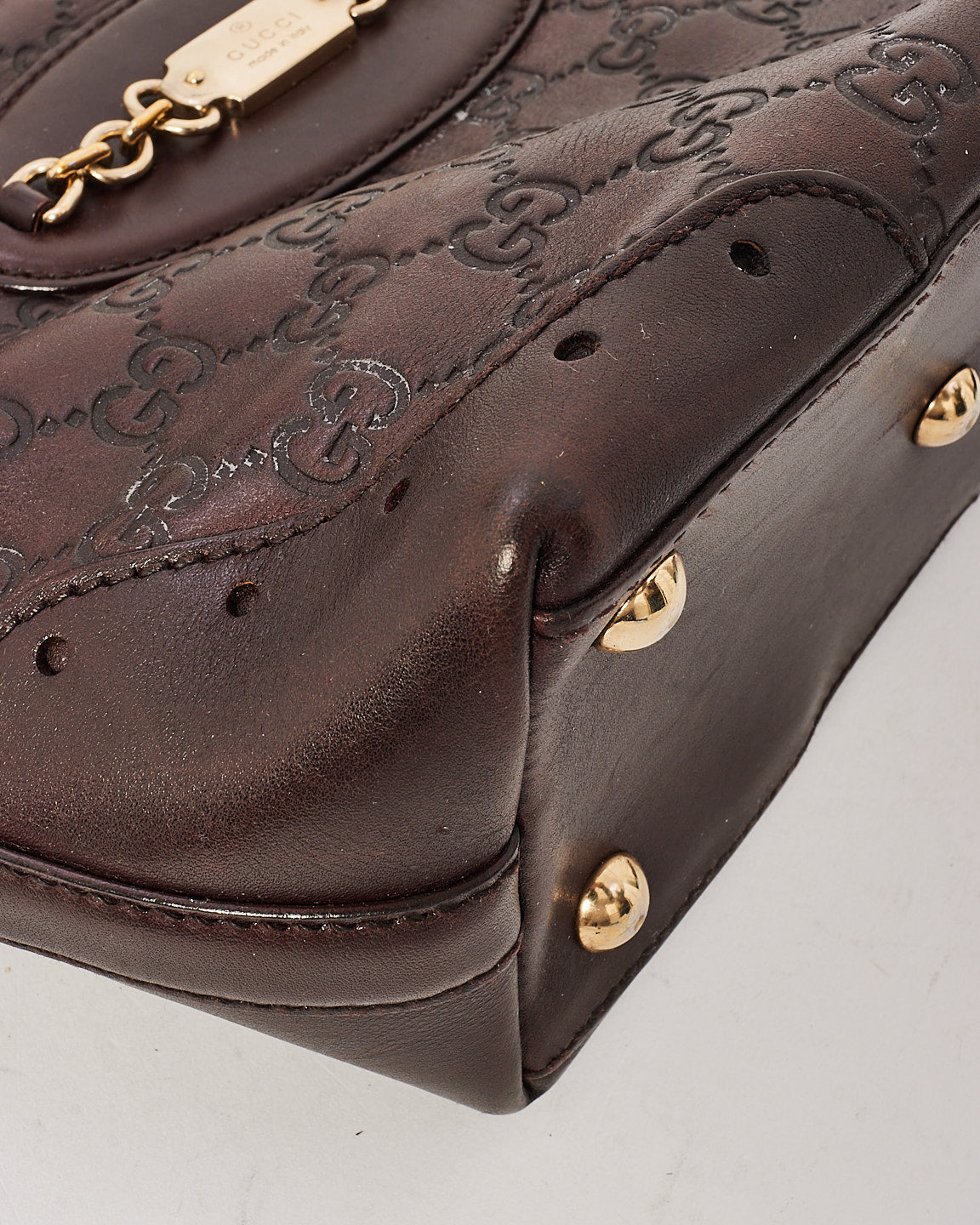 Petit fourre-tout punch en cuir gaufré Gucci Brown Signature G