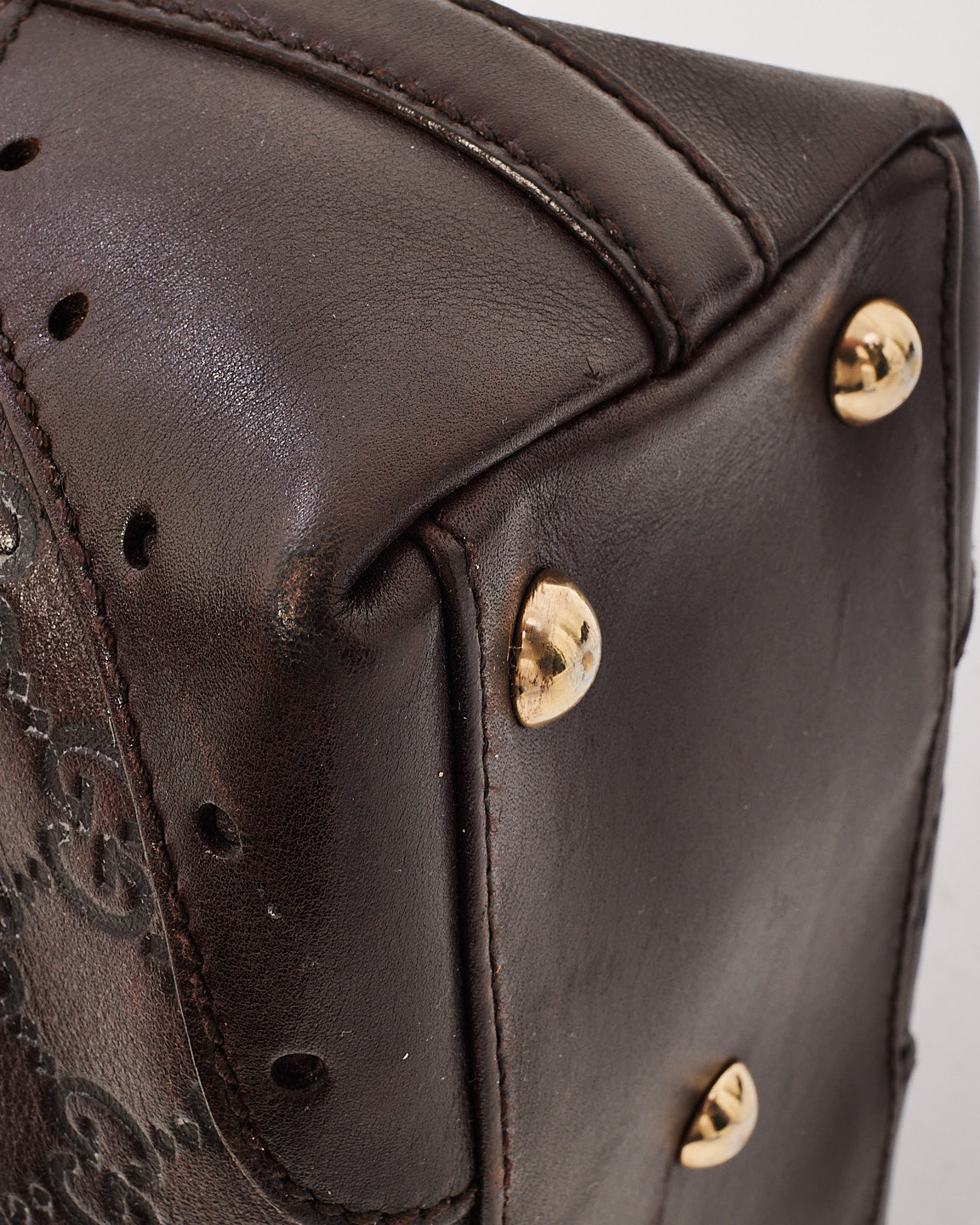 Petit fourre-tout punch en cuir gaufré Gucci Brown Signature G