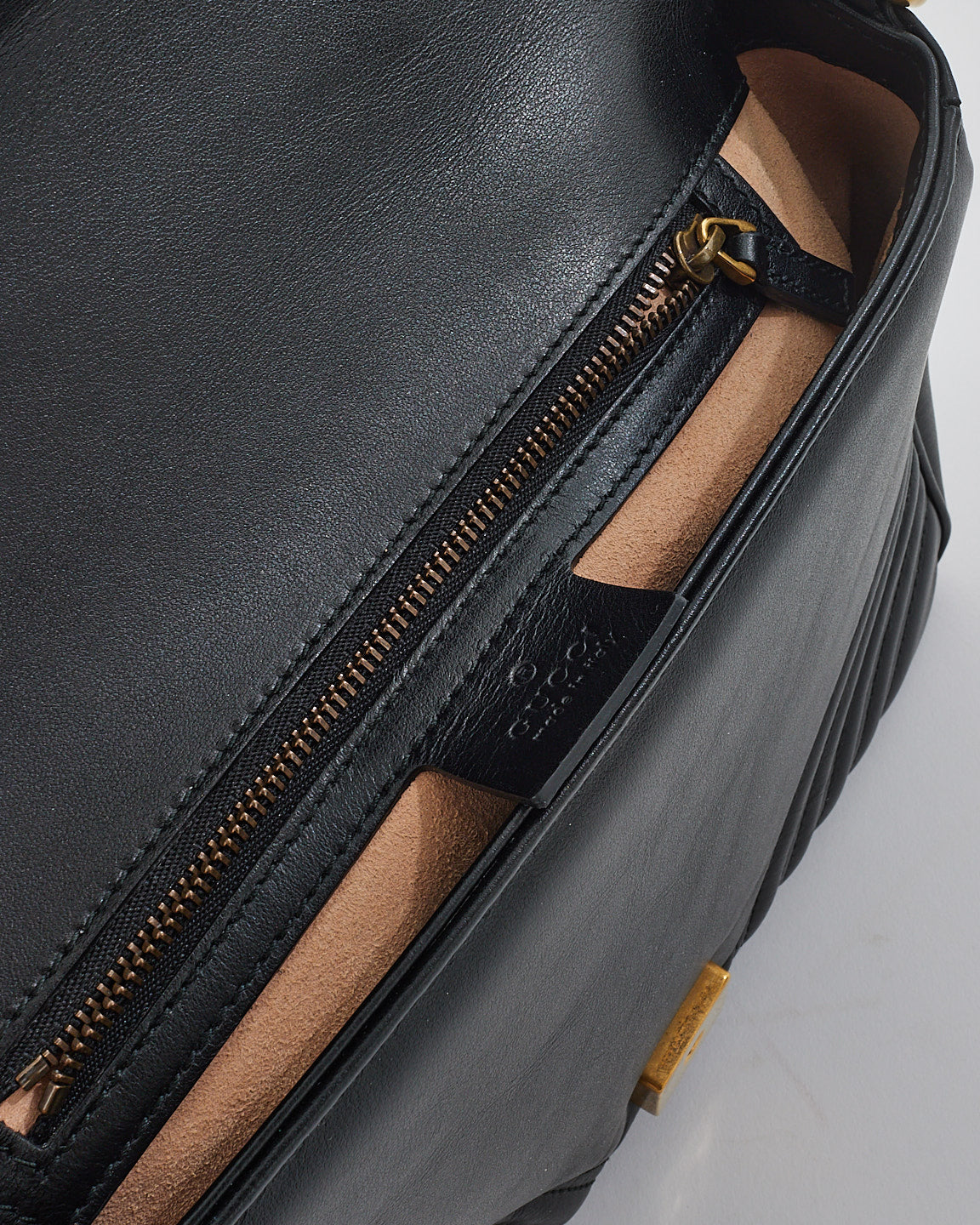 Petit sac à poignée supérieure GG Marmont en cuir matelssé noir Gucci