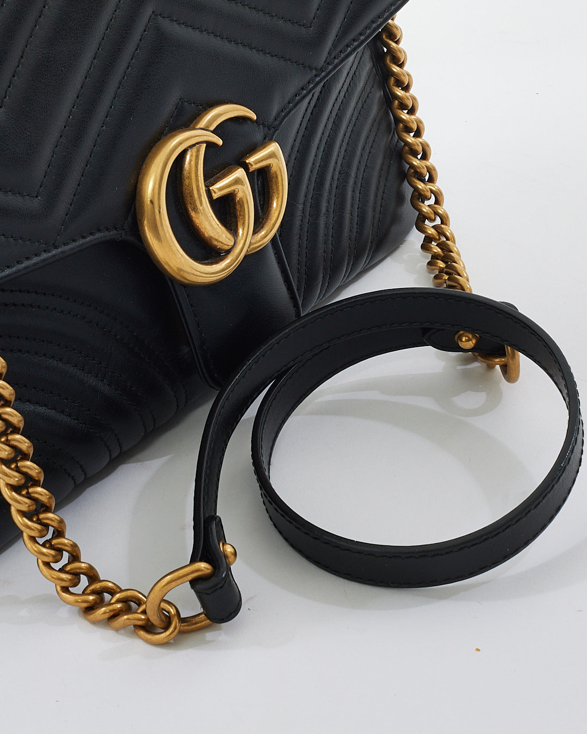 Petit sac à poignée supérieure GG Marmont en cuir matelssé noir Gucci