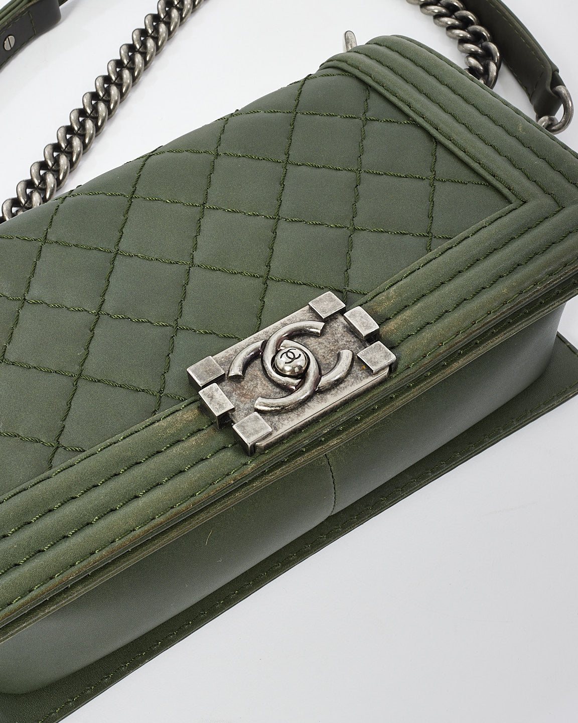 Sac Chanel Old Medium Boy en cuir matelassé vert foncé