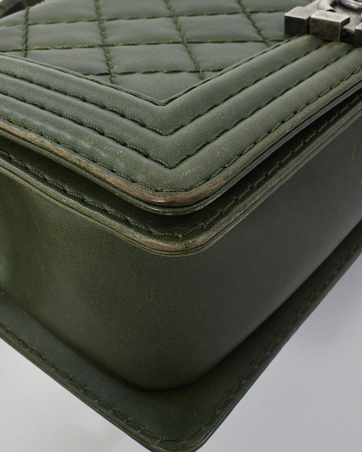 Sac Chanel Old Medium Boy en cuir matelassé vert foncé