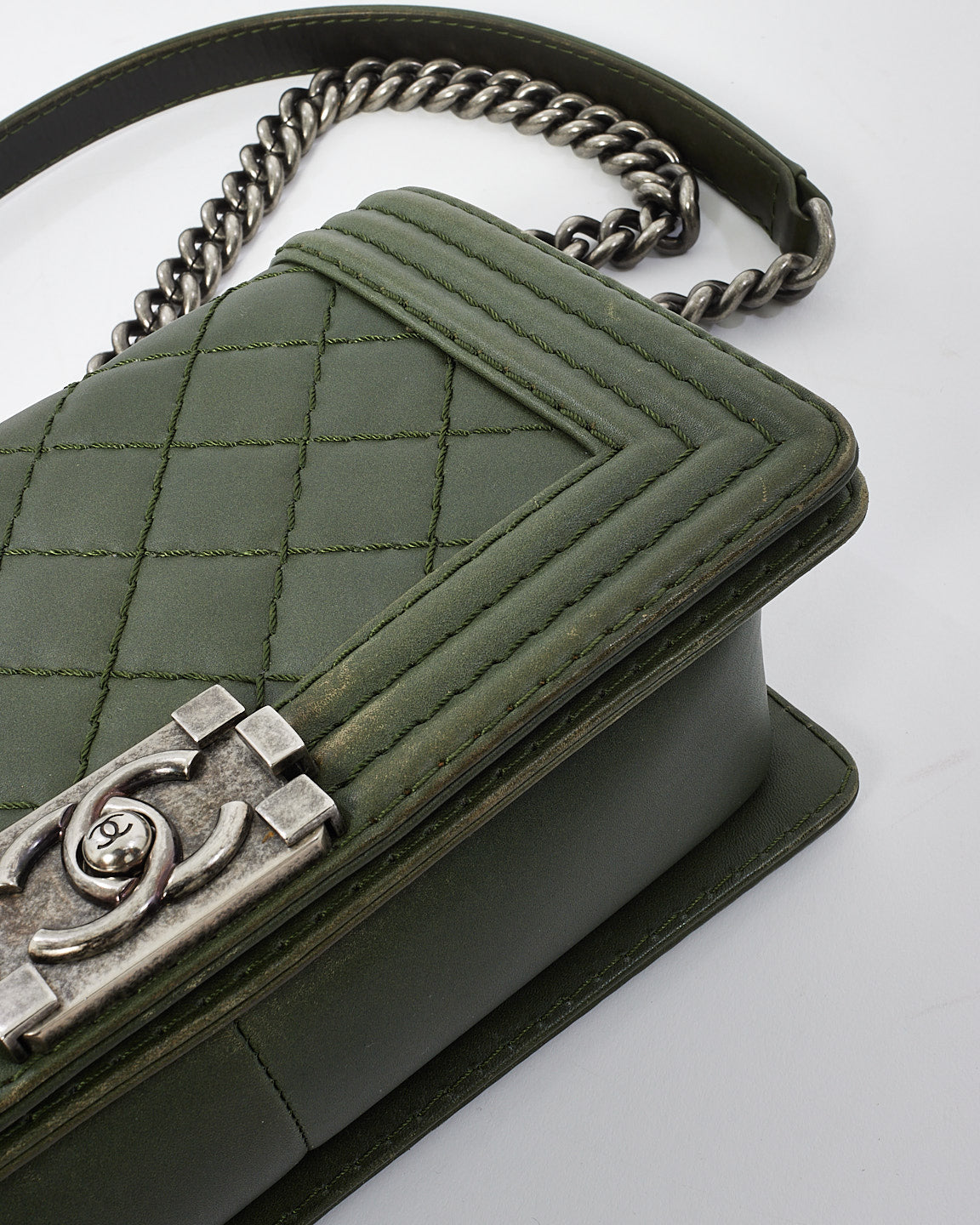 Sac Chanel Old Medium Boy en cuir matelassé vert foncé