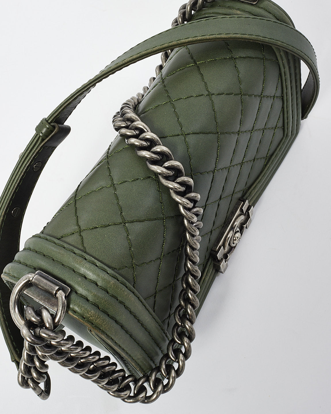 Sac Chanel Old Medium Boy en cuir matelassé vert foncé