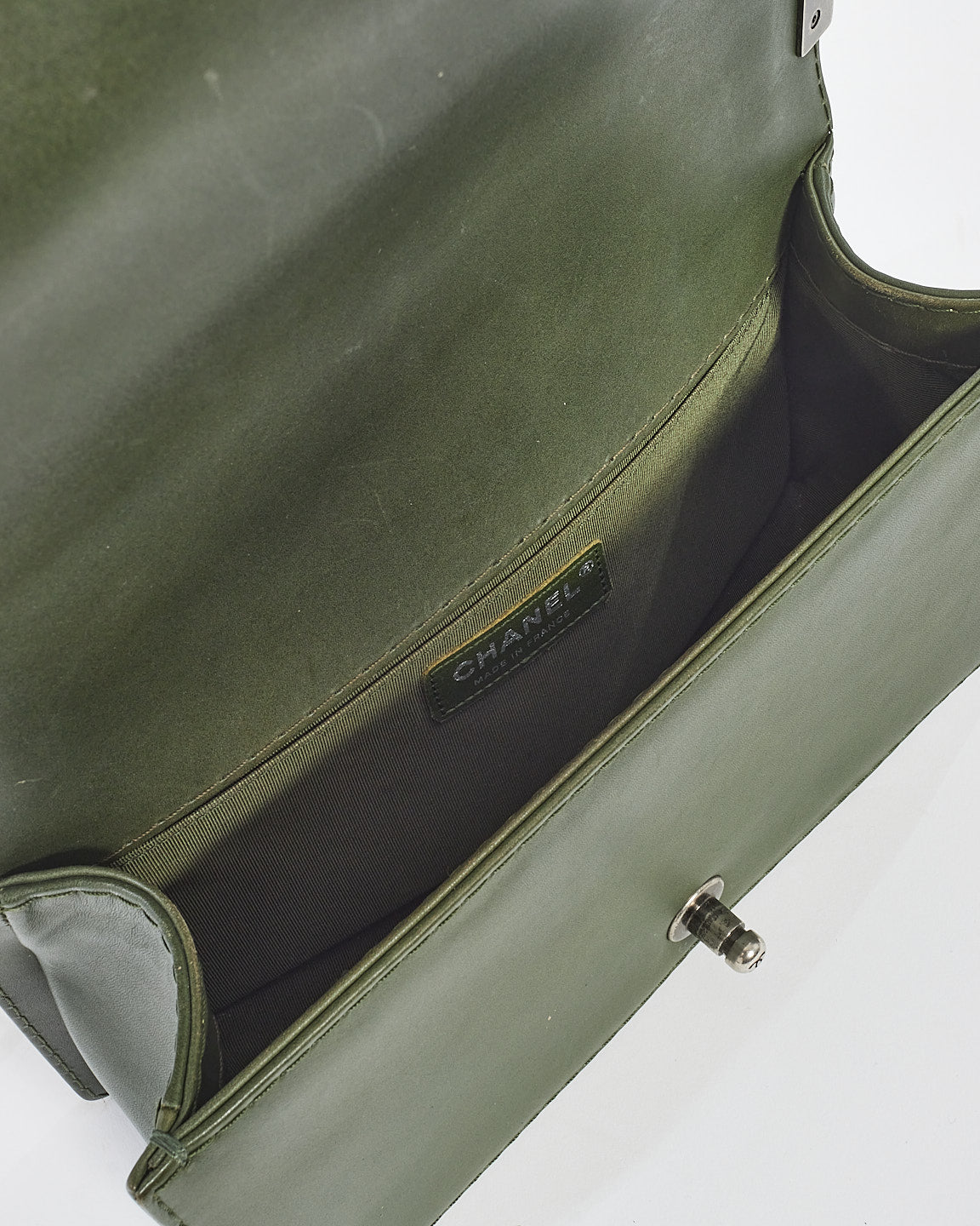 Sac Chanel Old Medium Boy en cuir matelassé vert foncé