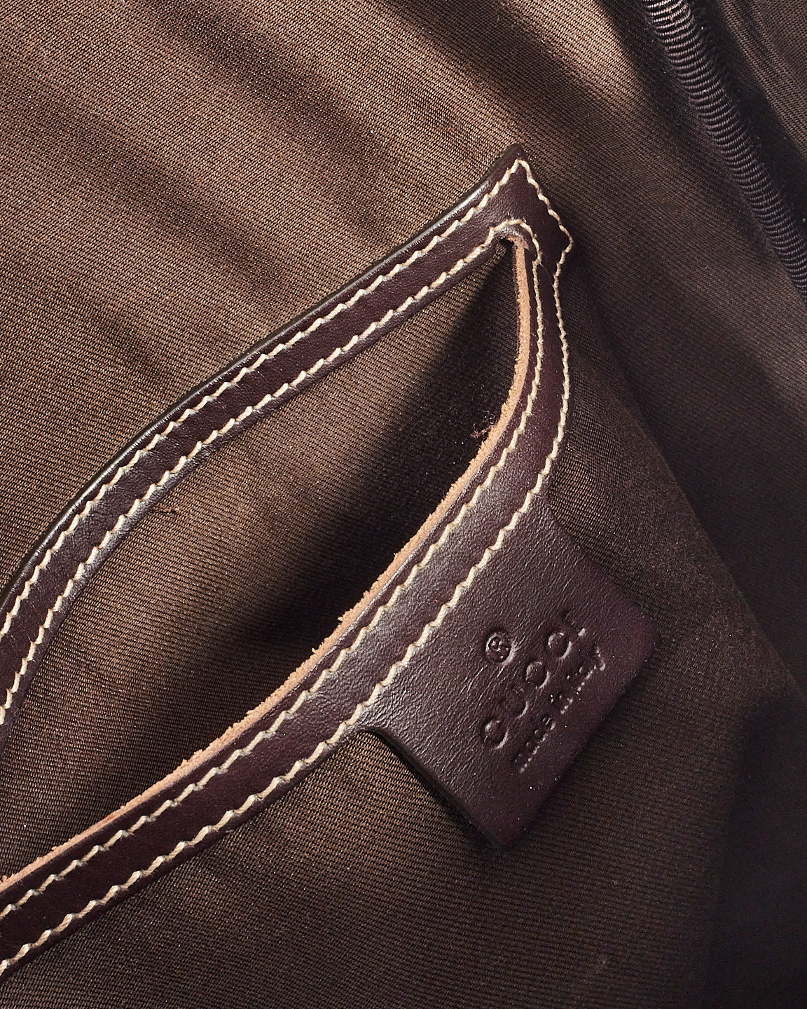 Sac messager à rabat en toile enduite suprême monogramme GG marron Gucci