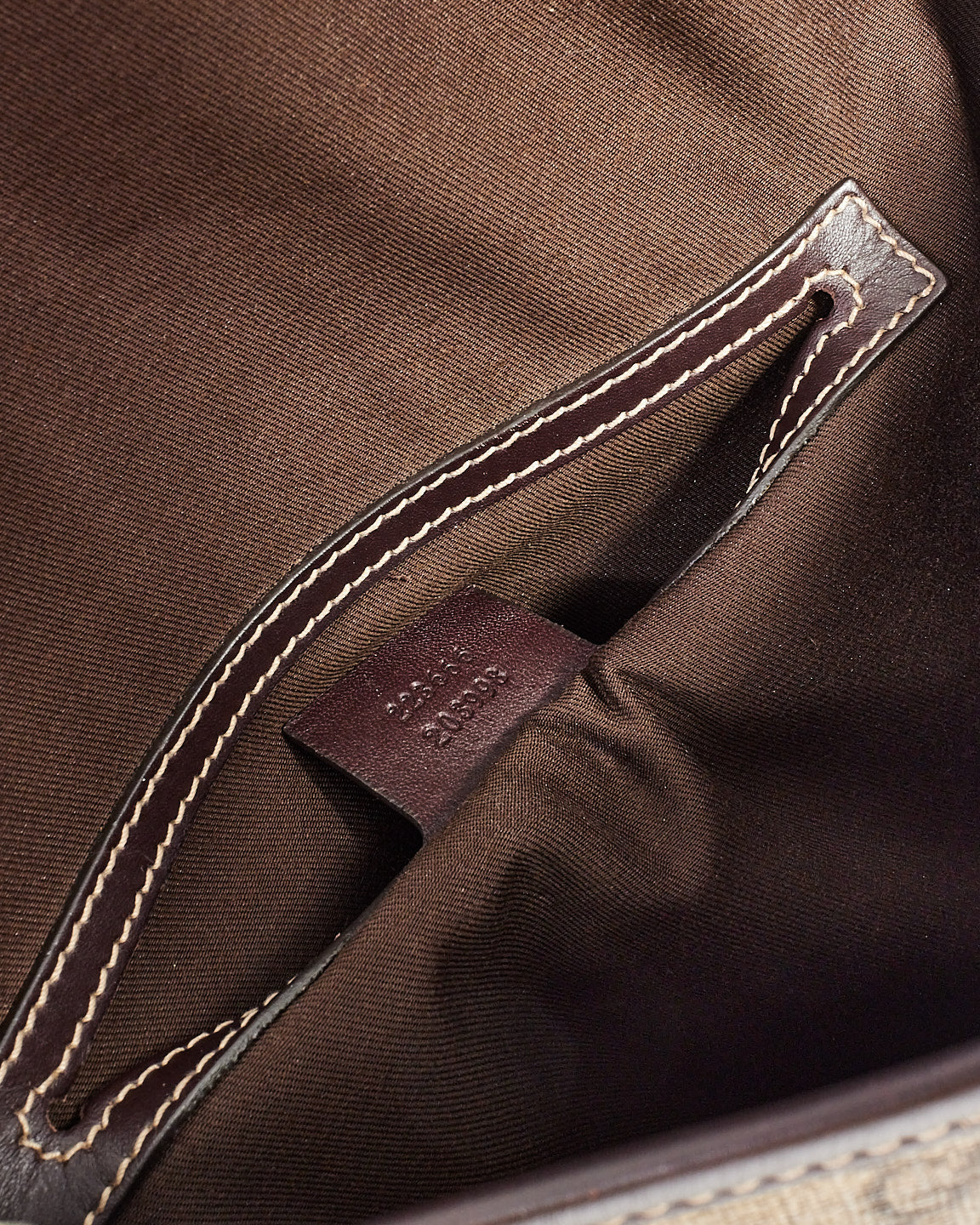 Sac messager à rabat en toile enduite suprême monogramme GG marron Gucci