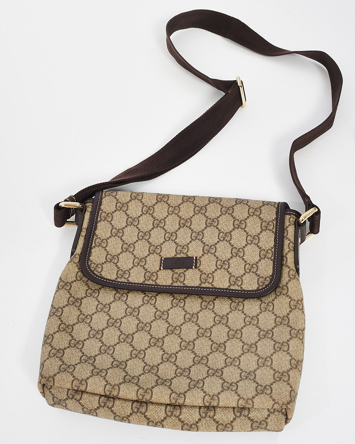 Sac messager à rabat en toile enduite suprême monogramme GG marron Gucci