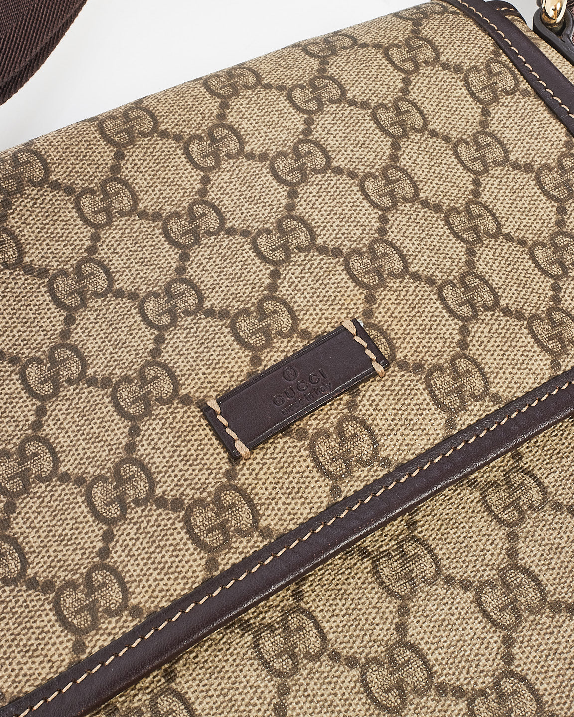 Sac messager à rabat en toile enduite suprême monogramme GG marron Gucci