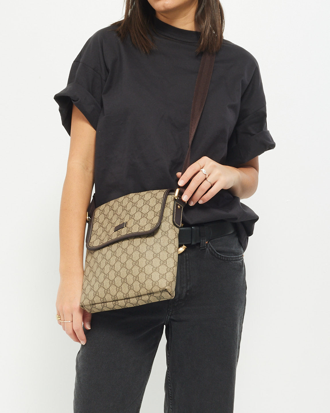 Sac messager à rabat en toile enduite suprême monogramme GG marron Gucci