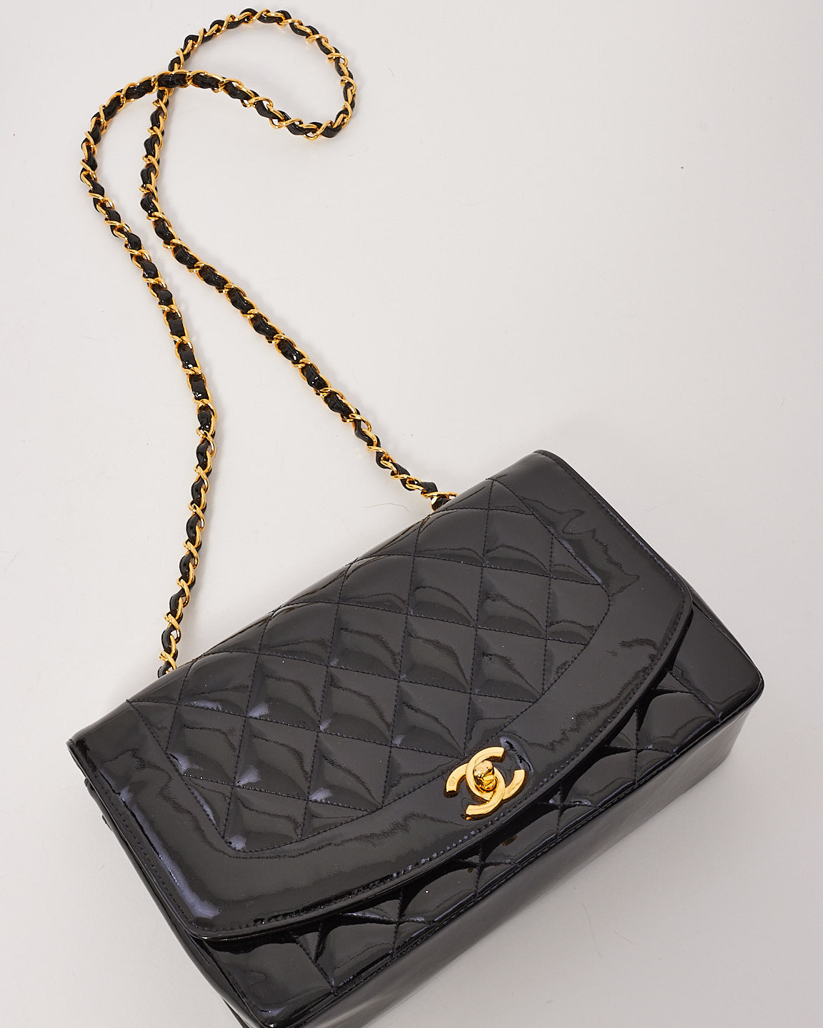 Chanel Vintage sac à bandoulière à rabat Diana en cuir verni noir GHW