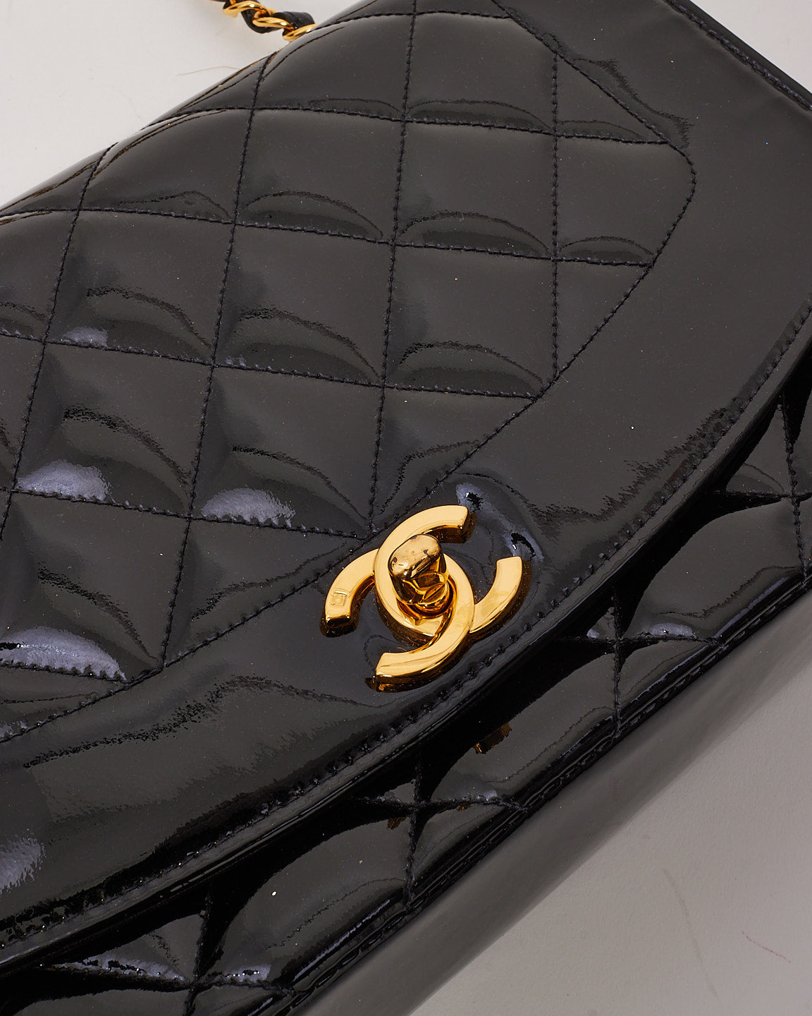 Chanel Vintage sac à bandoulière à rabat Diana en cuir verni noir GHW