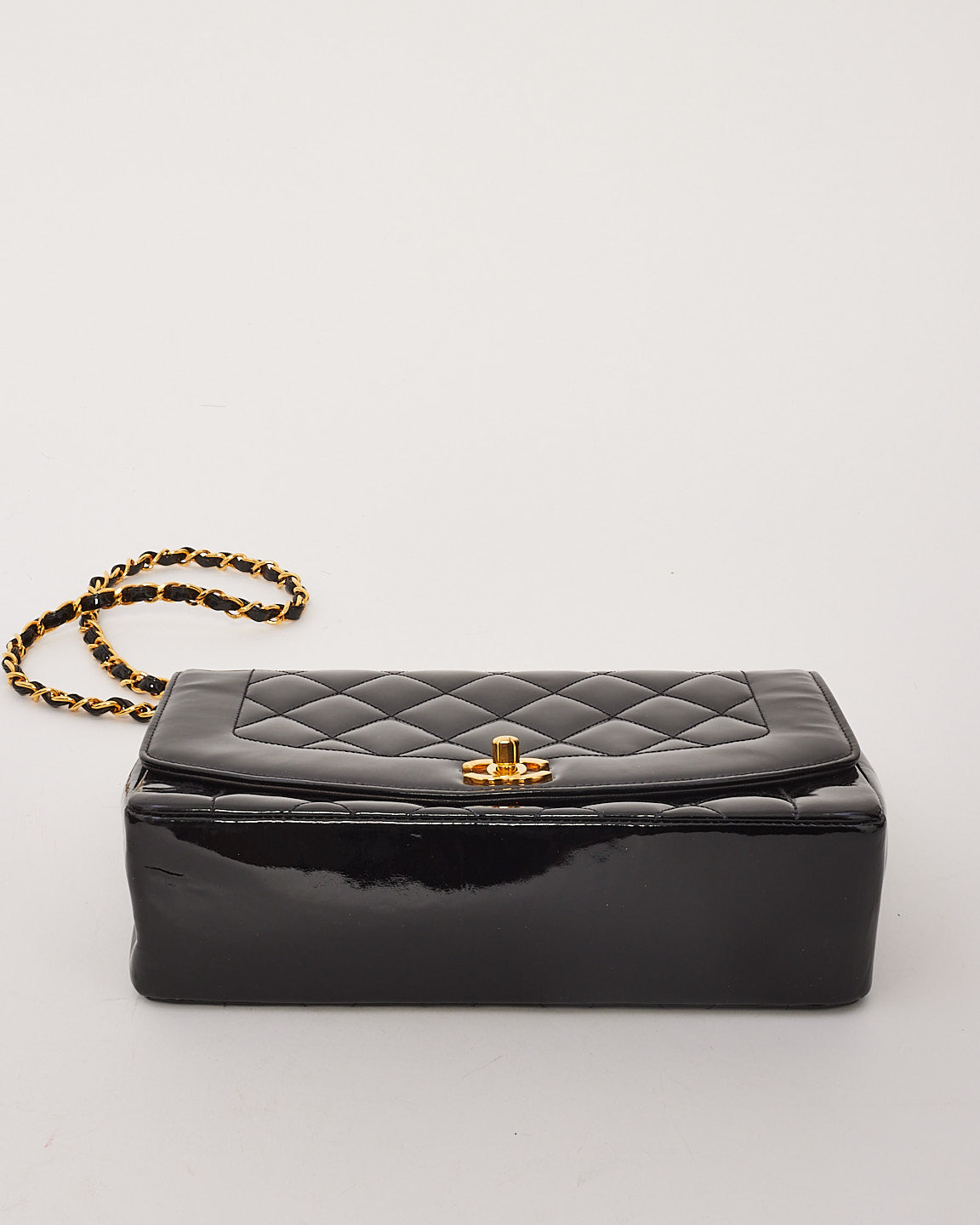 Chanel Vintage sac à bandoulière à rabat Diana en cuir verni noir GHW