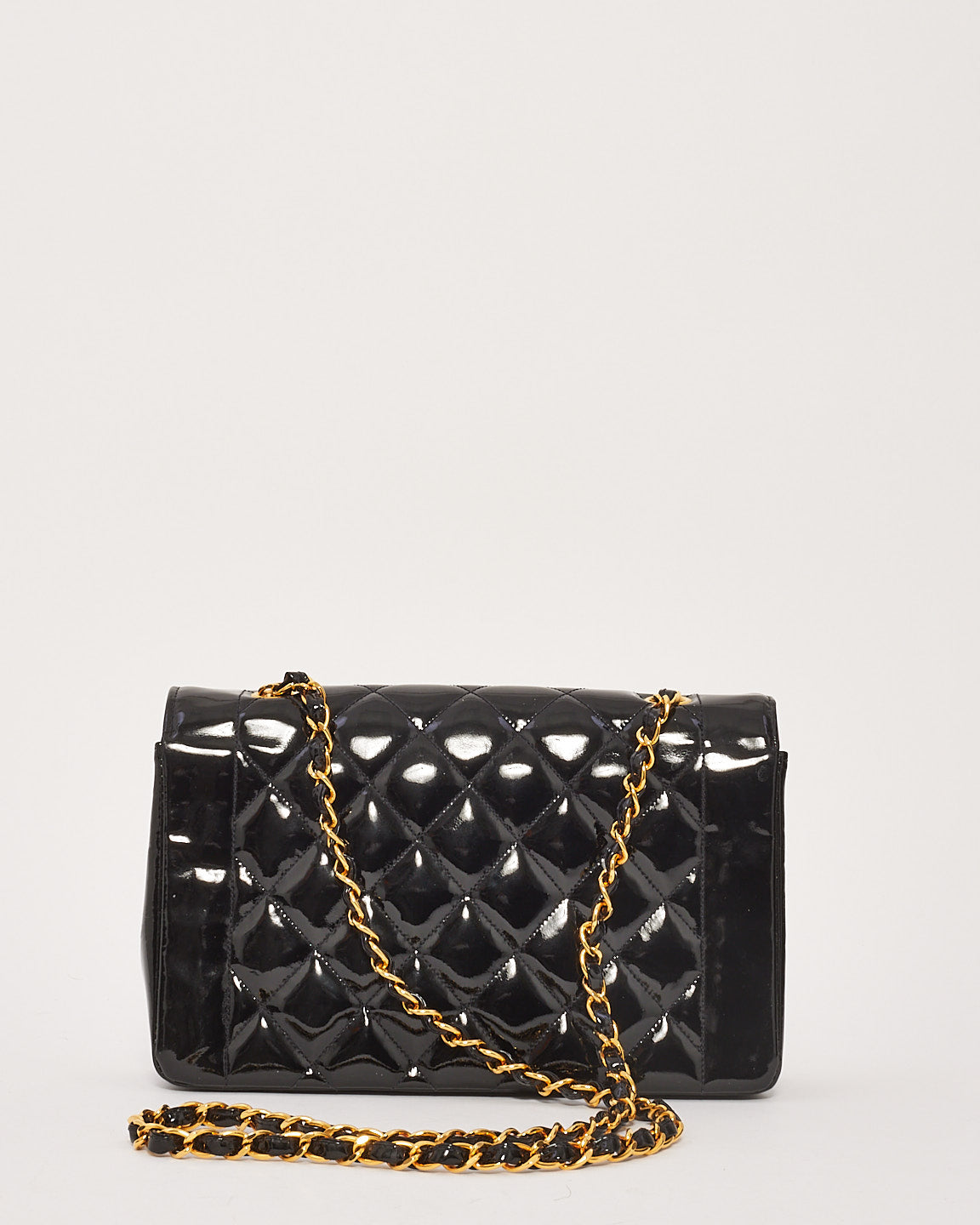 Chanel Vintage sac à bandoulière à rabat Diana en cuir verni noir GHW