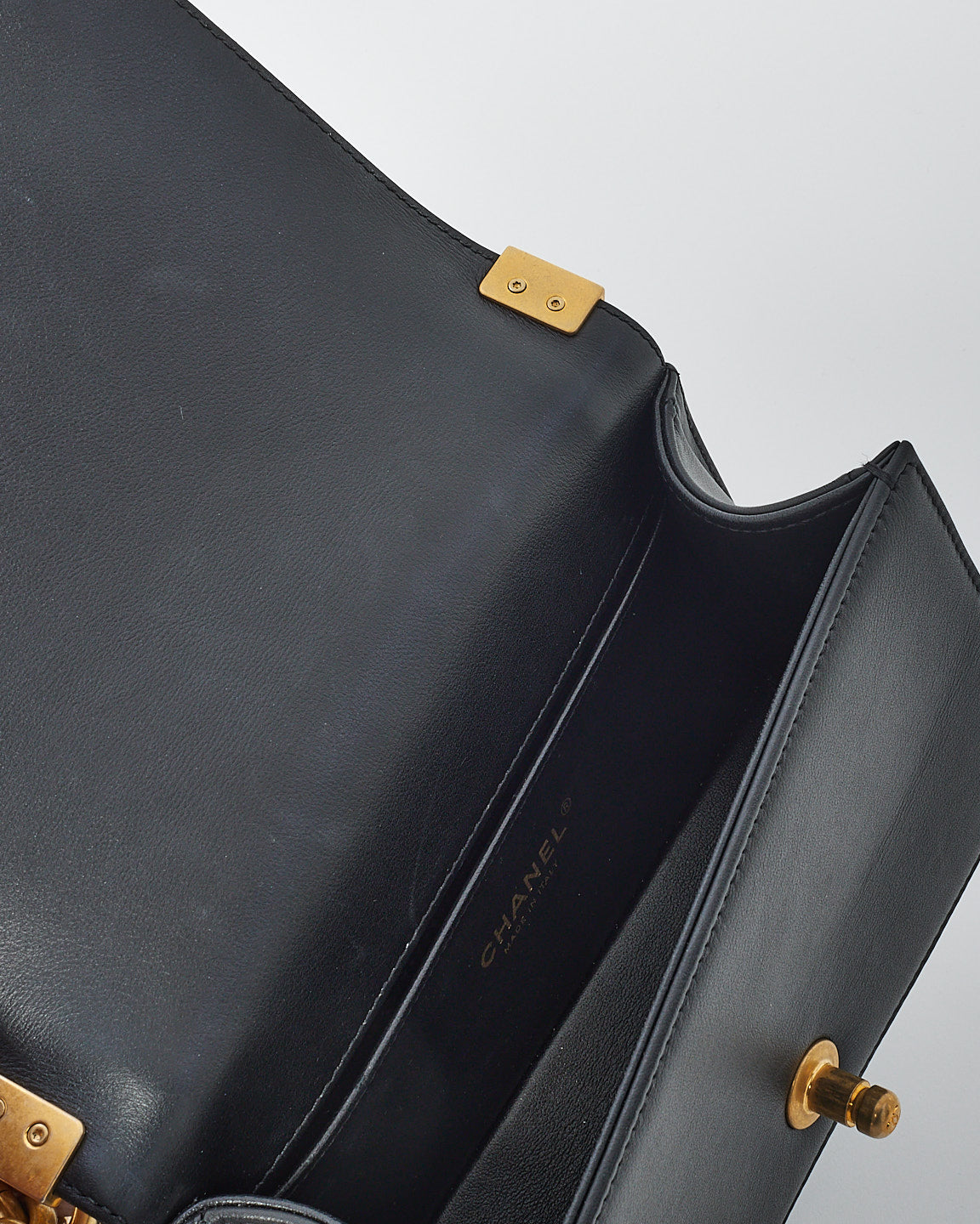 Sac petit garçon matelassé en cuir d'agneau noir Chanel GHW