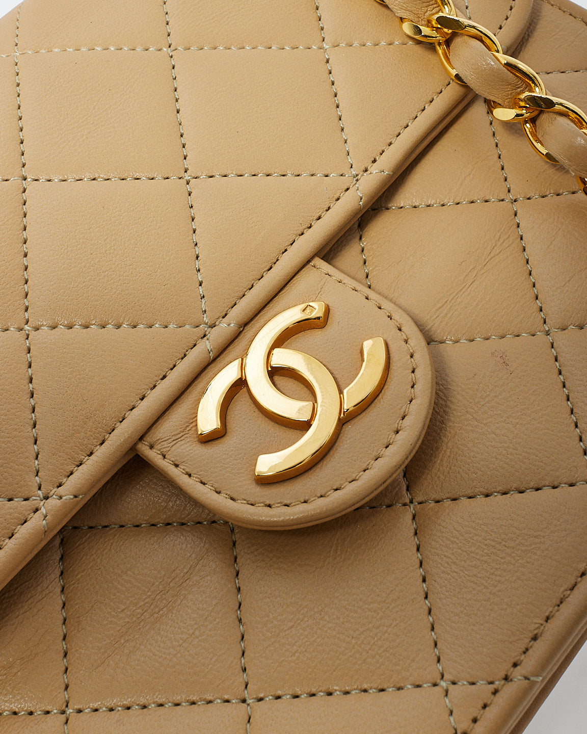 Chanel Vintage en cuir d'agneau beige matelassé en or 24 carats petit sac carré à chaîne à rabat unique