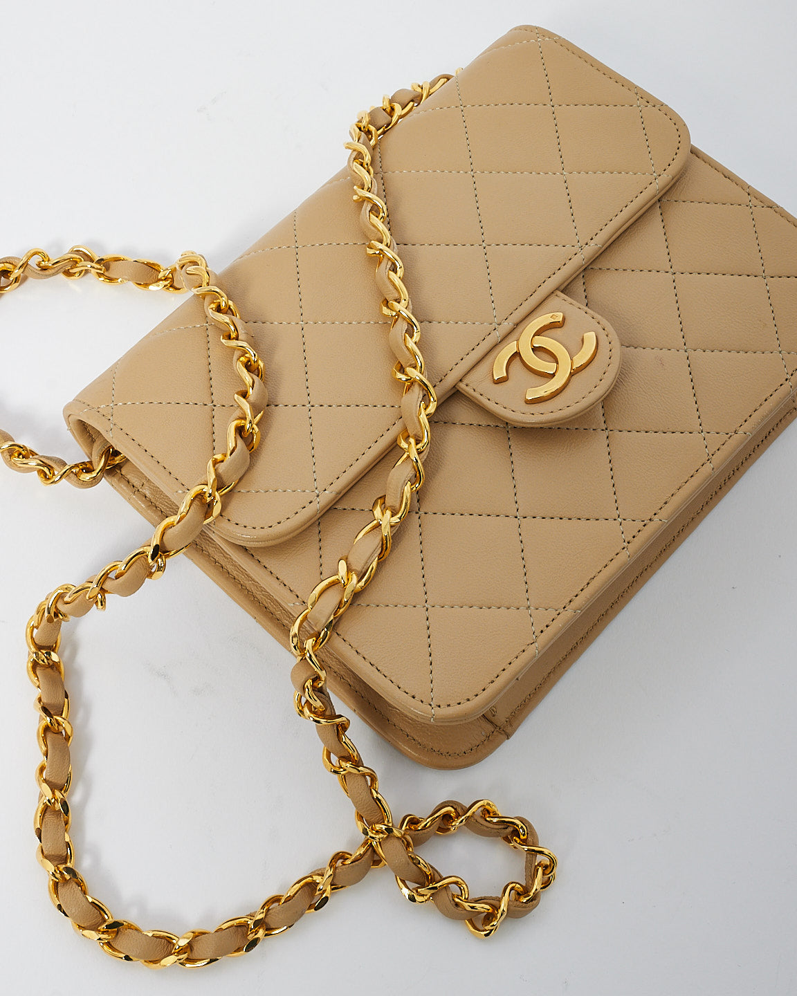 Chanel Vintage en cuir d'agneau beige matelassé en or 24 carats petit sac carré à chaîne à rabat unique