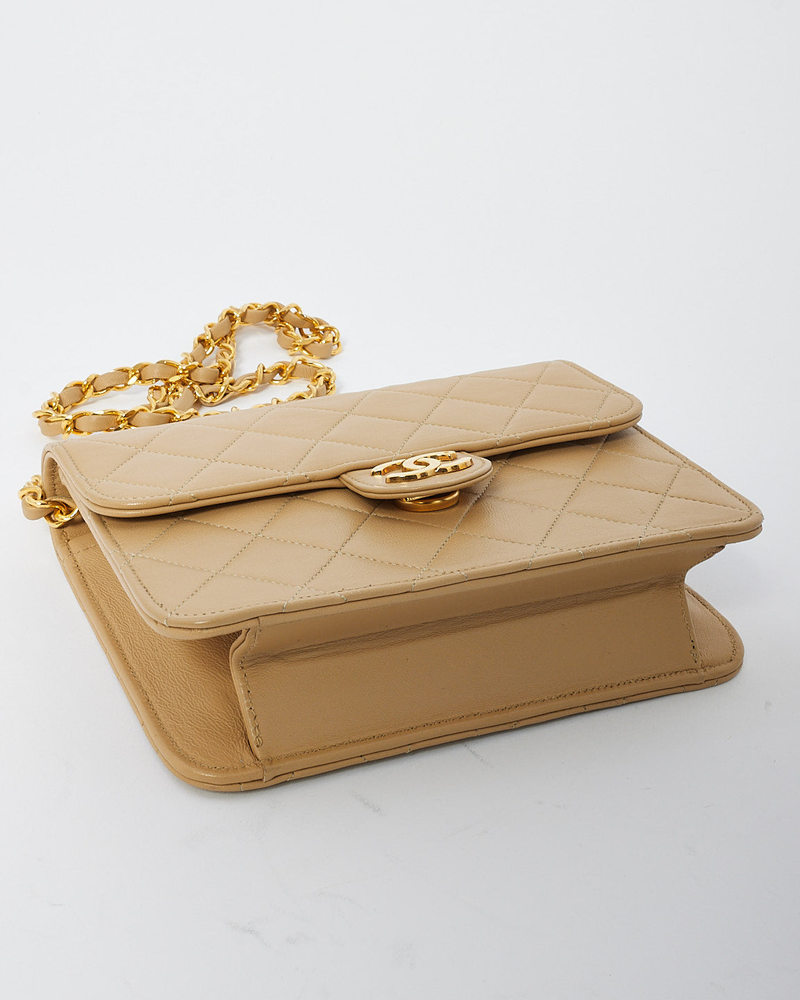 Chanel Vintage en cuir d'agneau beige matelassé en or 24 carats petit sac carré à chaîne à rabat unique