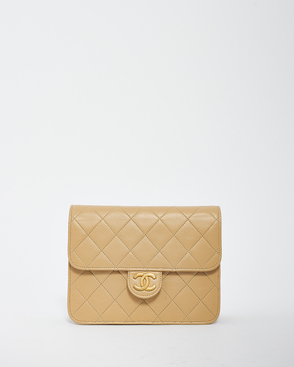 Chanel Vintage en cuir d'agneau beige matelassé en or 24 carats petit sac carré à chaîne à rabat unique