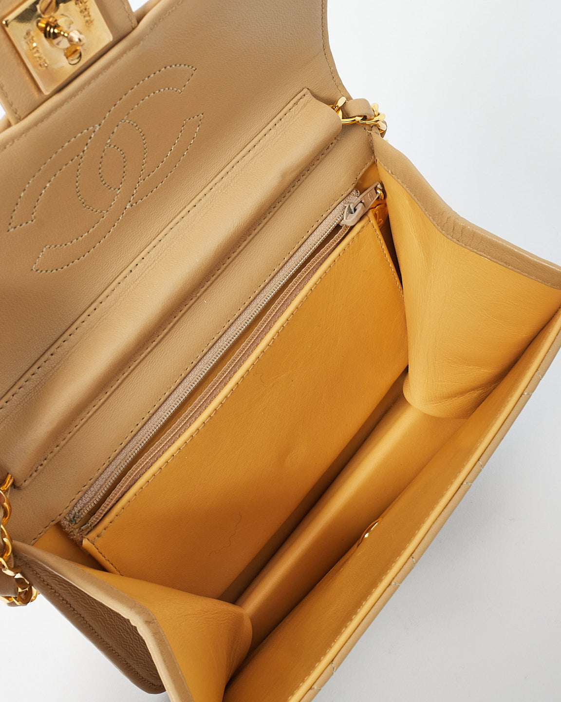 Chanel Vintage en cuir d'agneau beige matelassé en or 24 carats petit sac carré à chaîne à rabat unique