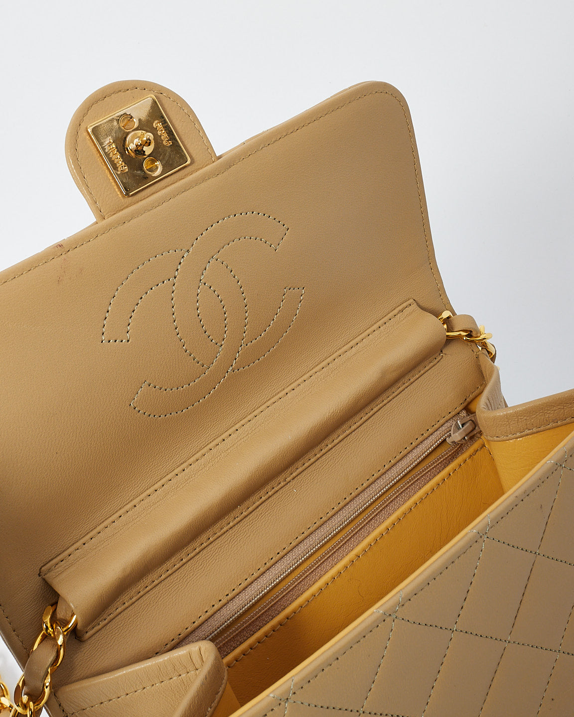 Chanel Vintage en cuir d'agneau beige matelassé en or 24 carats petit sac carré à chaîne à rabat unique
