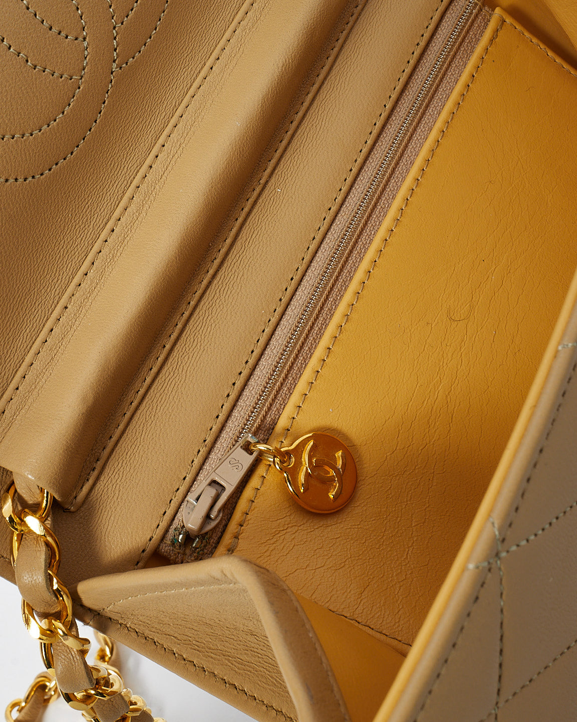 Chanel Vintage en cuir d'agneau beige matelassé en or 24 carats petit sac carré à chaîne à rabat unique
