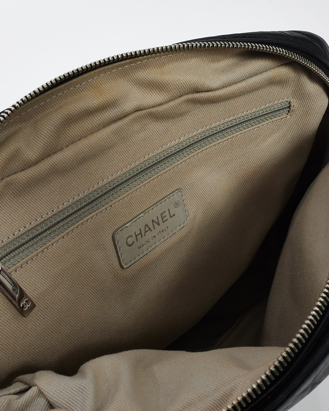 Sac à bandoulière facile à fermeture éclair en cuir matelassé noir Chanel avec SHW