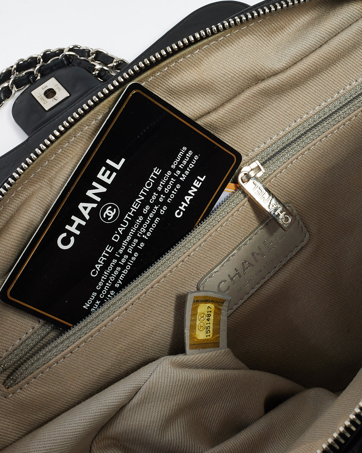 Sac à bandoulière facile à fermeture éclair en cuir matelassé noir Chanel avec SHW