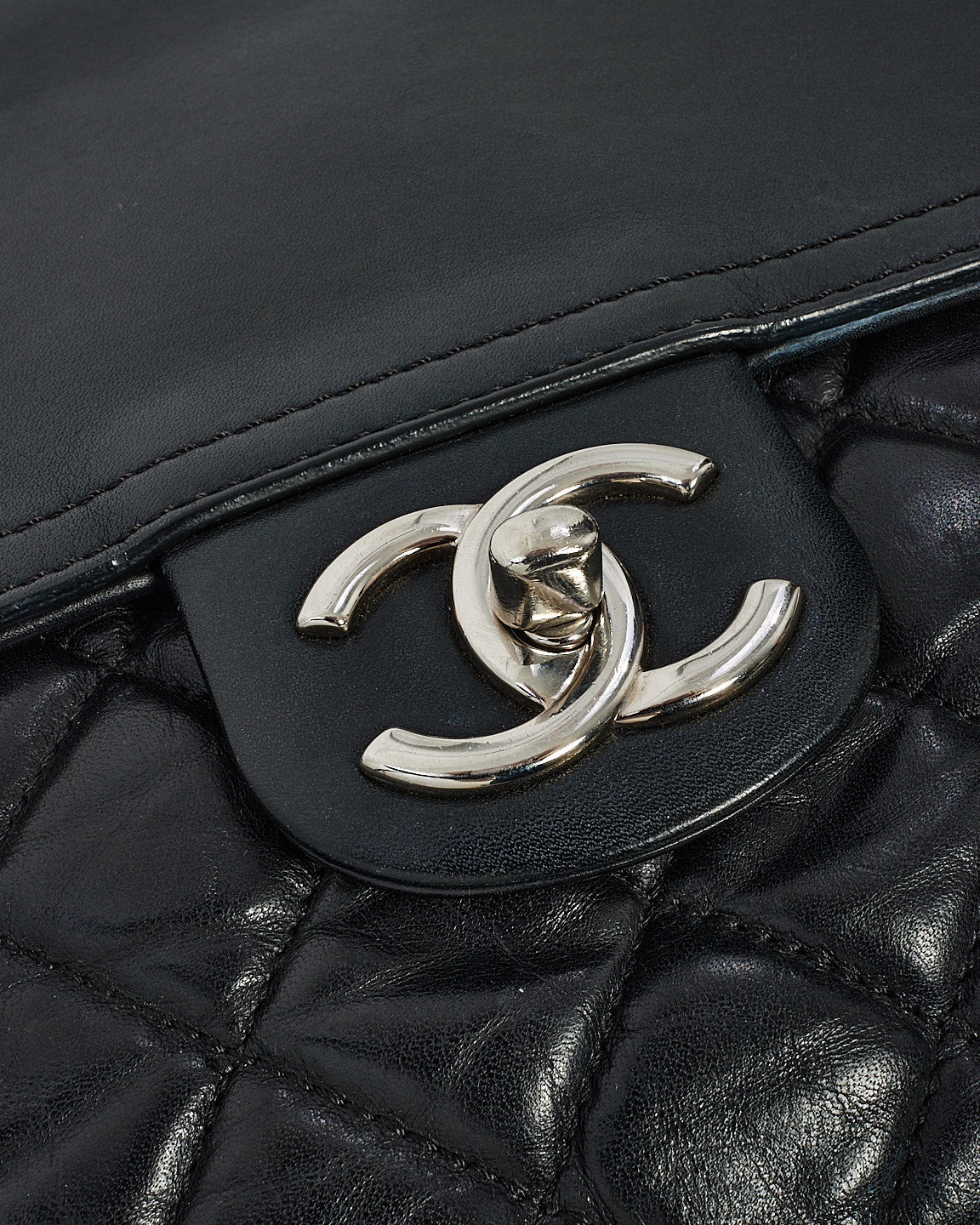 Sac à bandoulière facile à fermeture éclair en cuir matelassé noir Chanel avec SHW