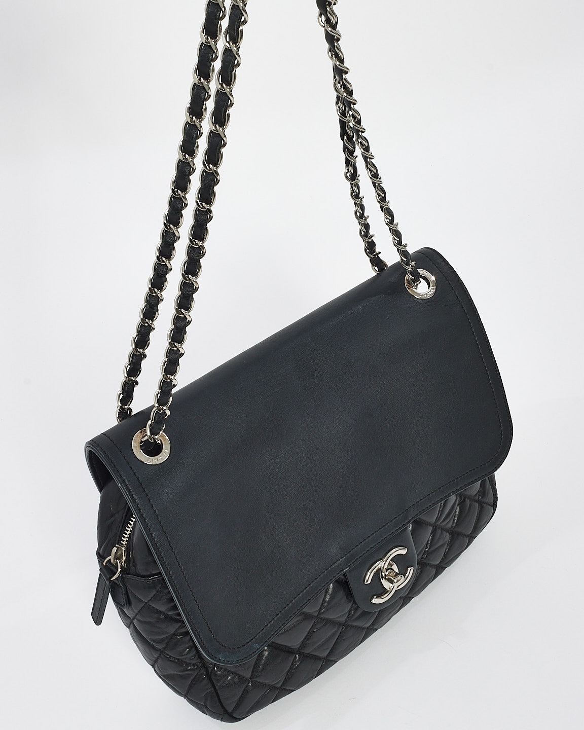 Sac à bandoulière facile à fermeture éclair en cuir matelassé noir Chanel avec SHW