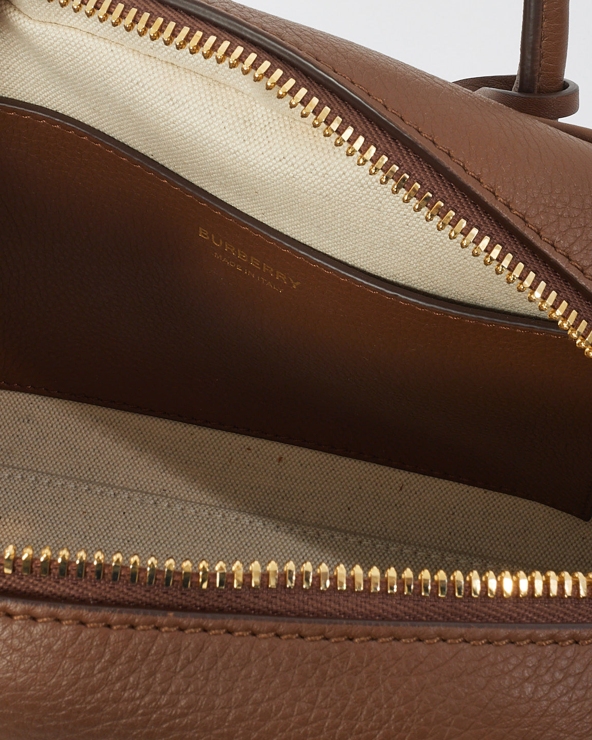 Burberry Sac fourre-tout mini demi-cube en cuir marron