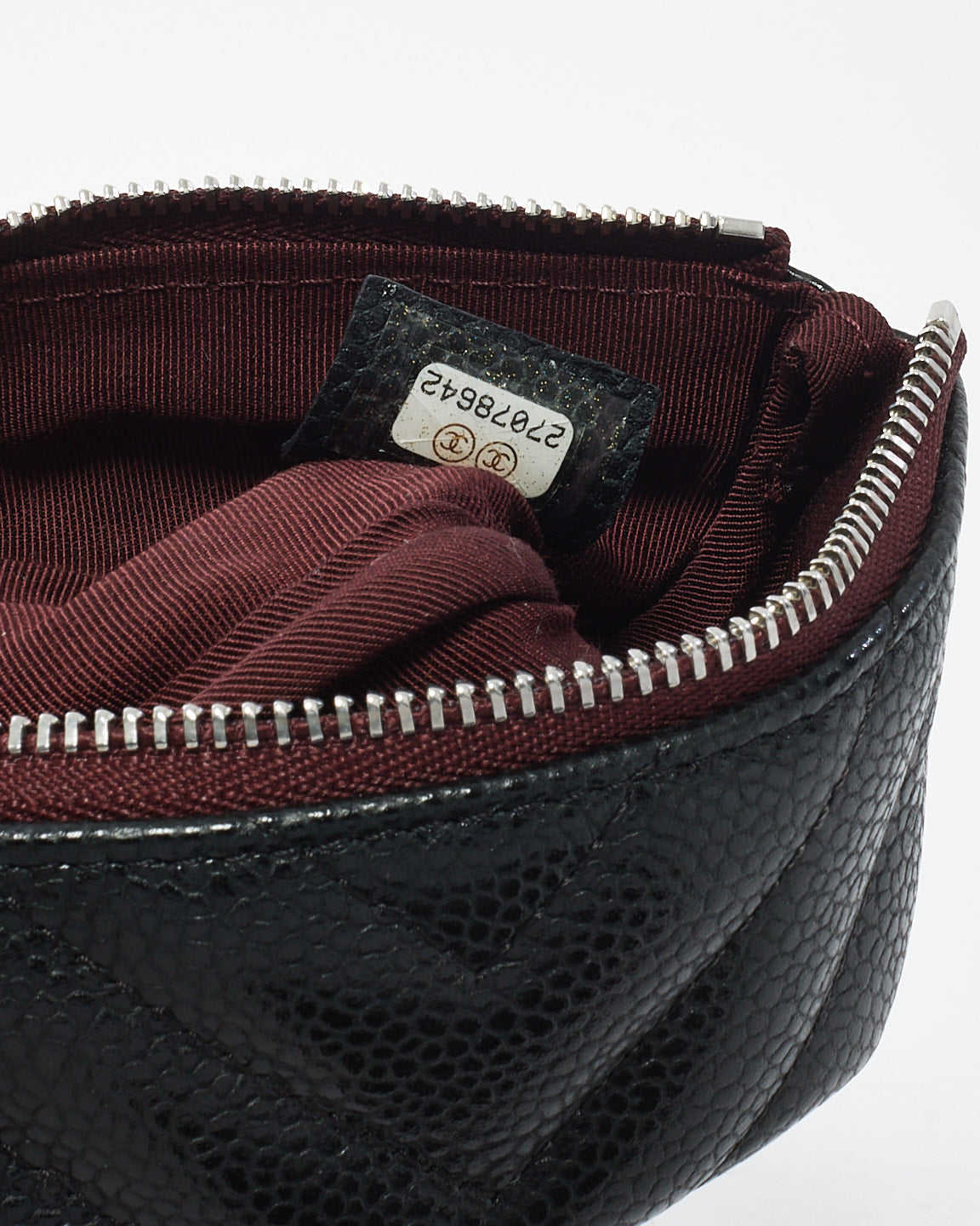 Mini pochette en cuir à chevrons caviar noir Chanel