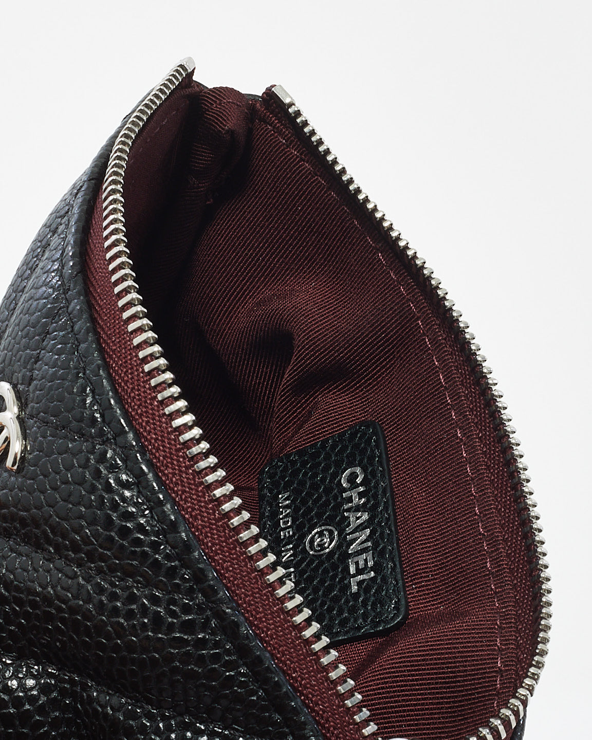 Mini pochette en cuir à chevrons caviar noir Chanel