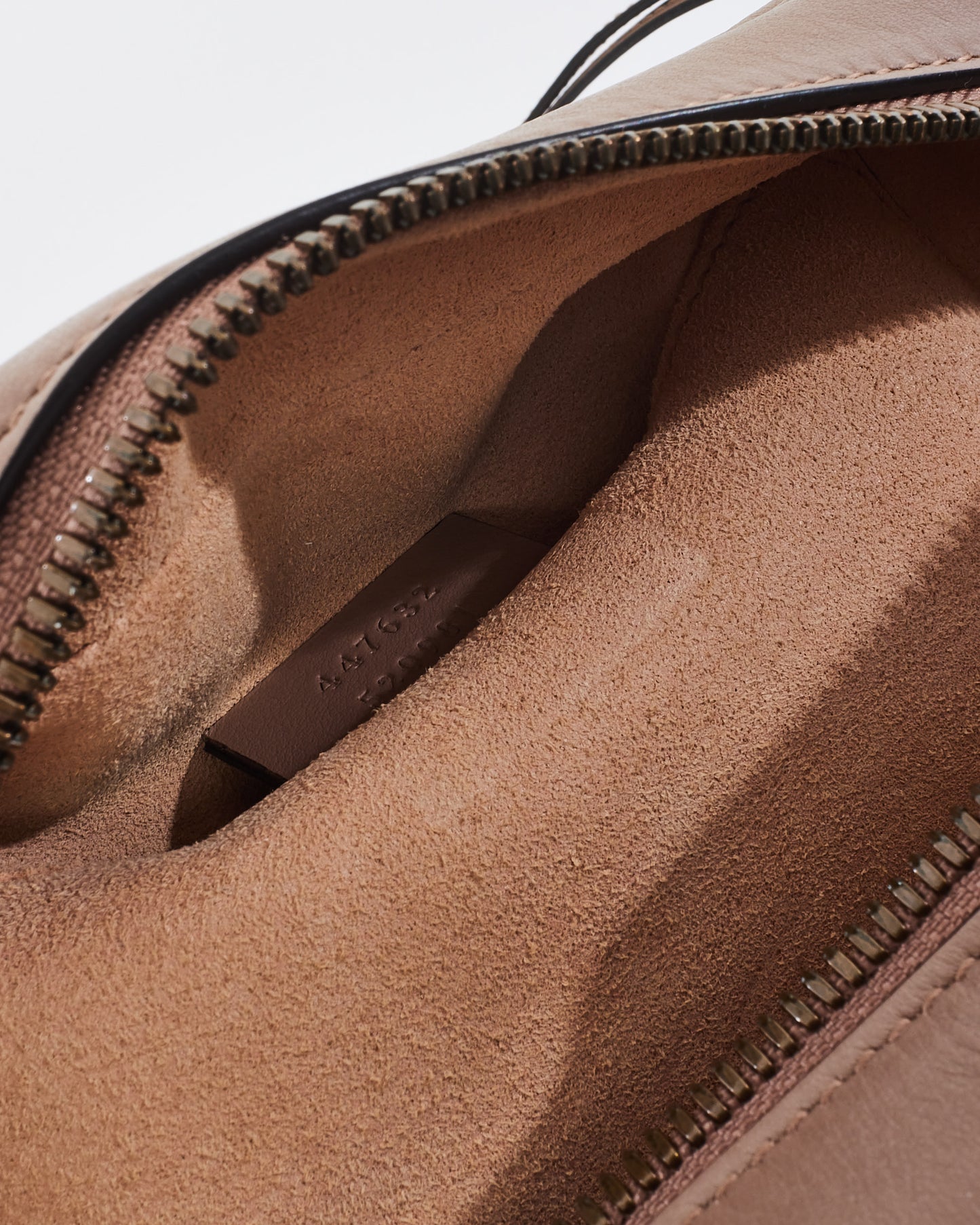 Gucci Petit sac pour appareil photo Marmont en cuir Matlassée rose poussiéreux