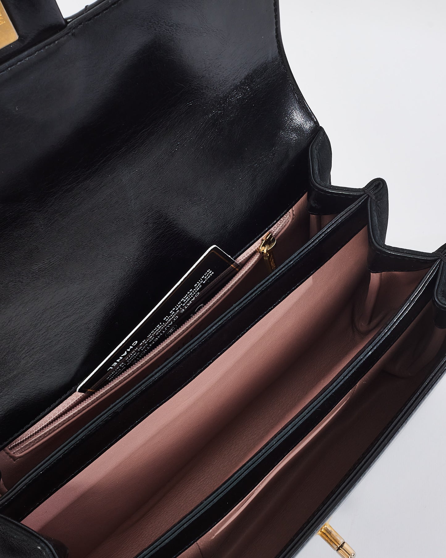 Sac à rabat droit doublé en cuir de veau matelassé noir Chanel