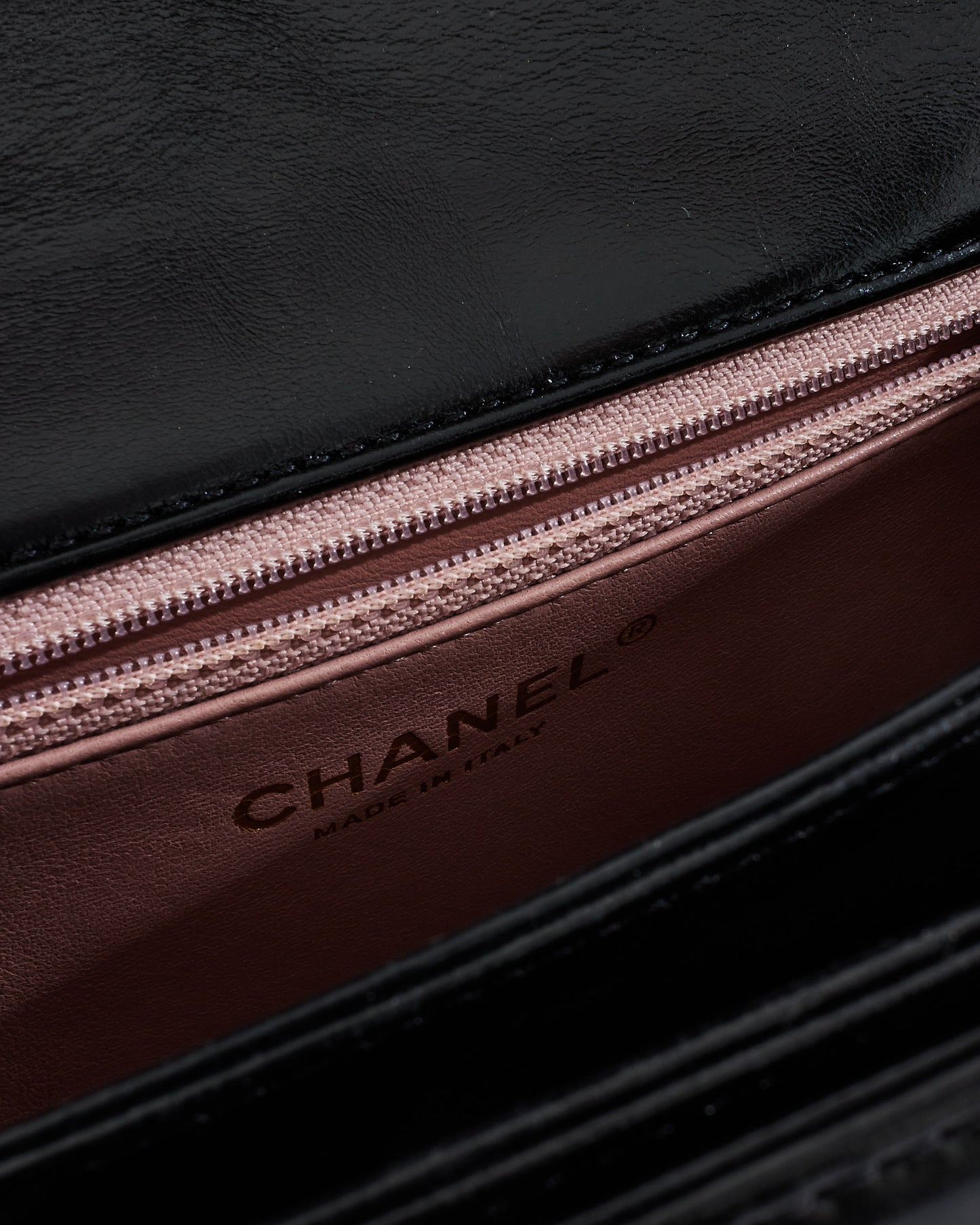 Sac à rabat droit doublé en cuir de veau matelassé noir Chanel