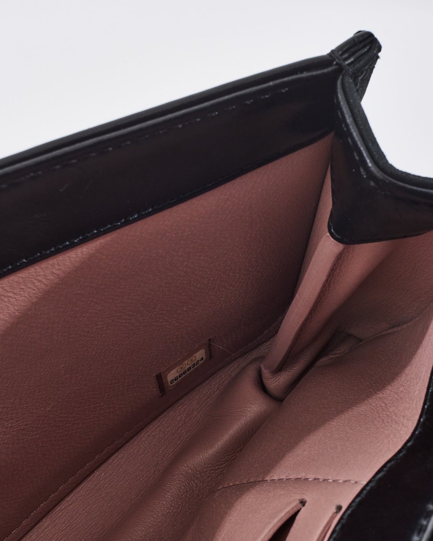 Sac à rabat droit doublé en cuir de veau matelassé noir Chanel