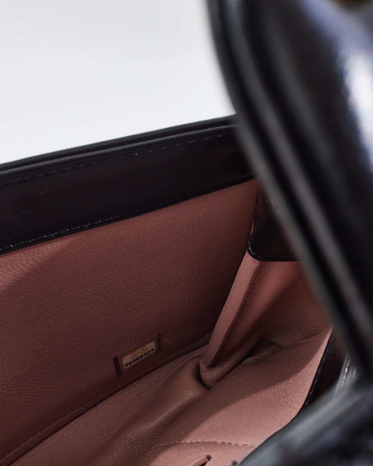 Sac à rabat droit doublé en cuir de veau matelassé noir Chanel