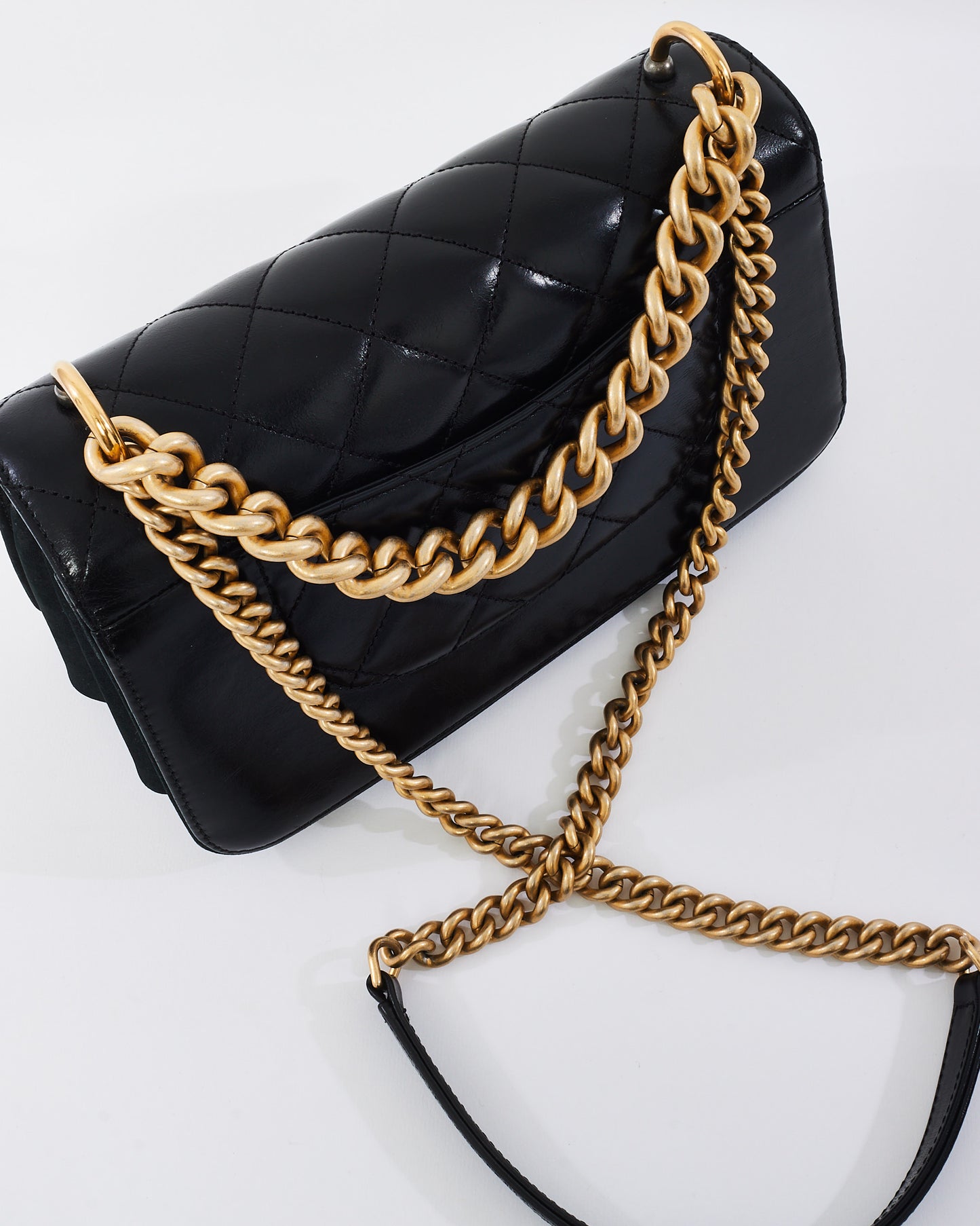 Sac à rabat droit doublé en cuir de veau matelassé noir Chanel