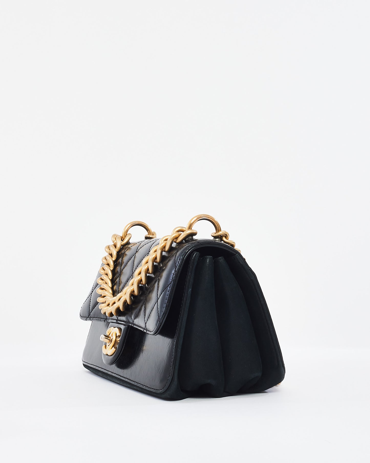 Sac à rabat droit doublé en cuir de veau matelassé noir Chanel