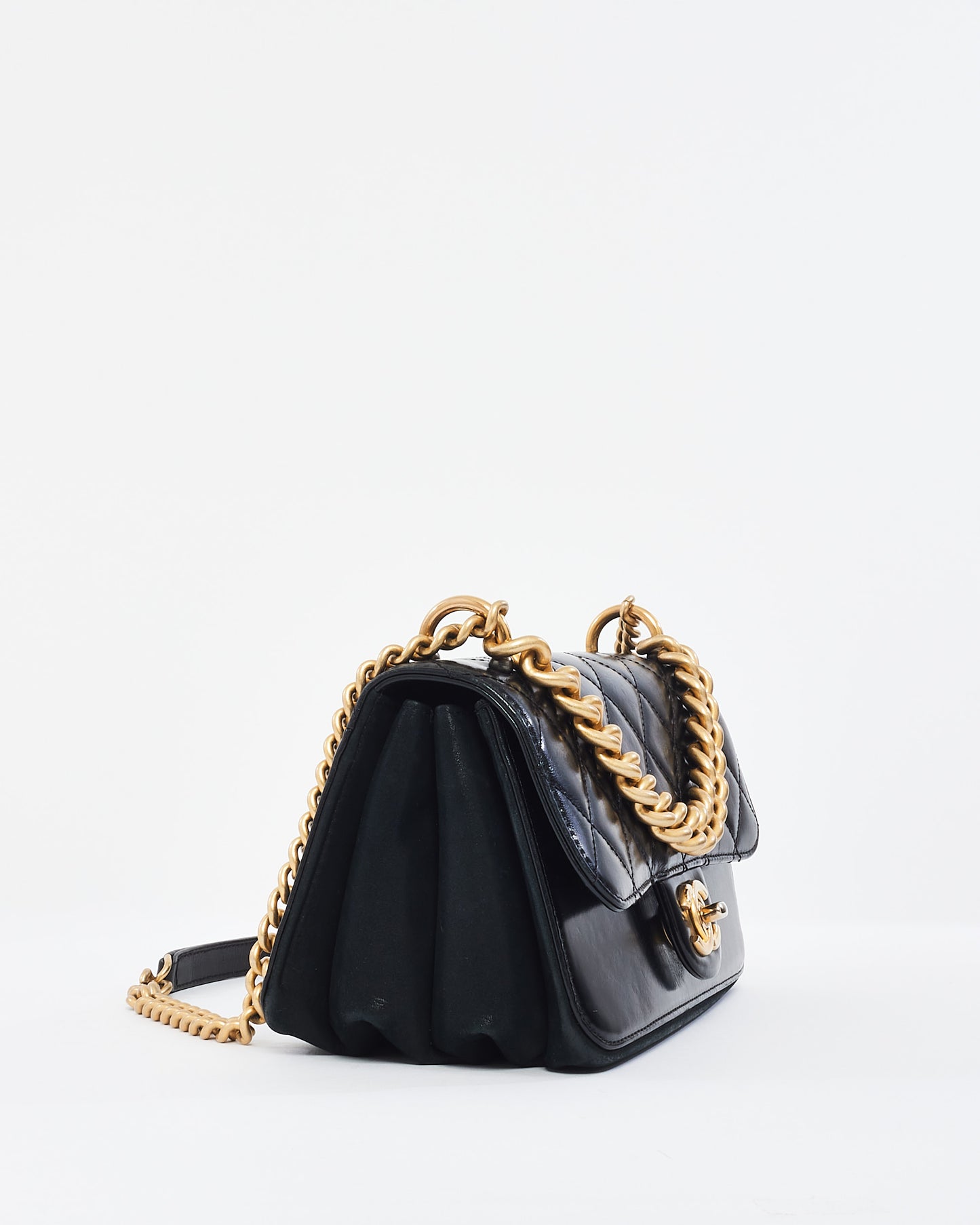 Sac à rabat droit doublé en cuir de veau matelassé noir Chanel