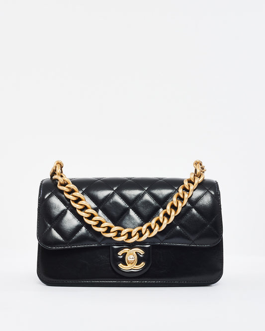 Sac à rabat droit doublé en cuir de veau matelassé noir Chanel