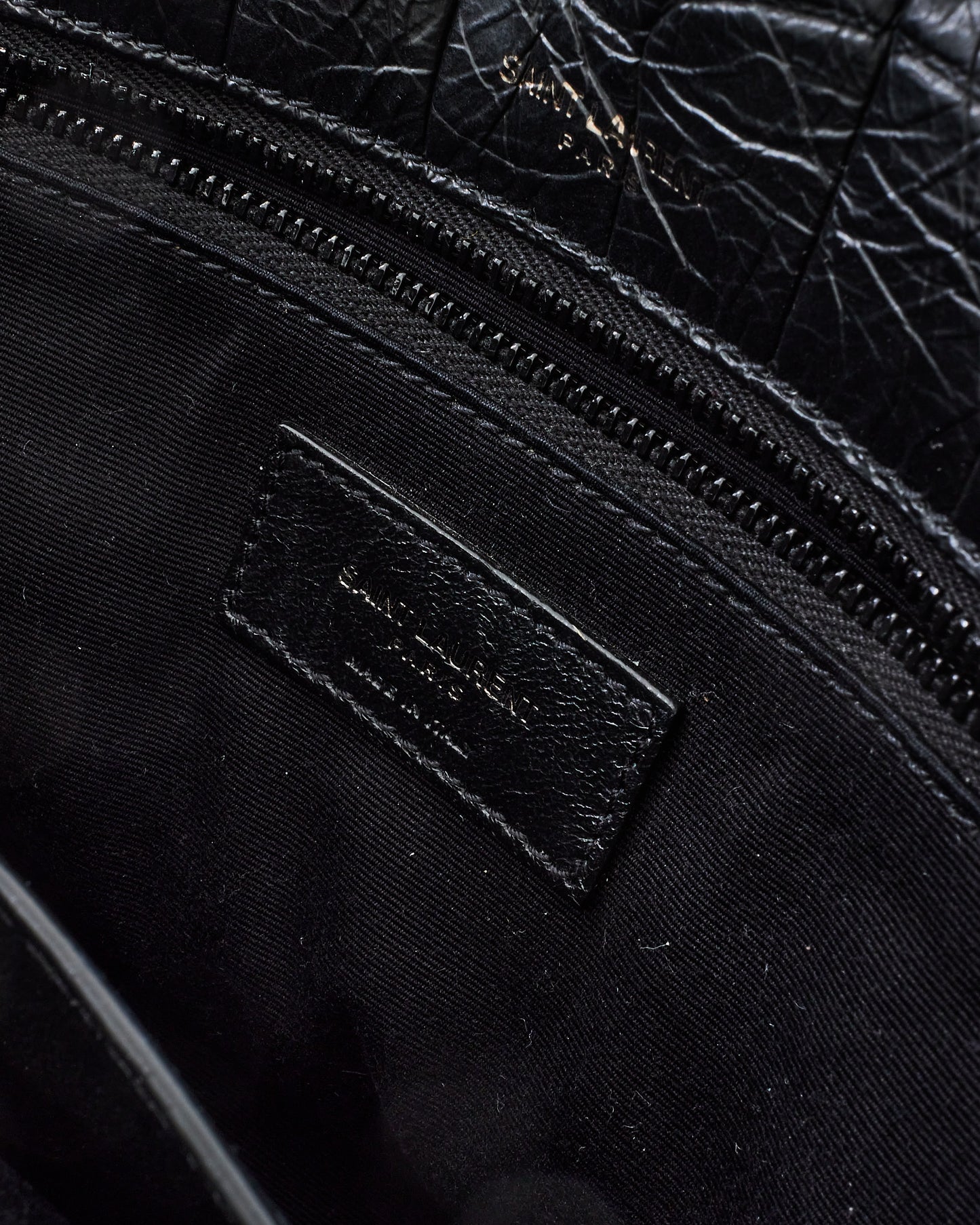 Saint Laurent Sac à bandoulière Nikki moyen noir mat en relief croco