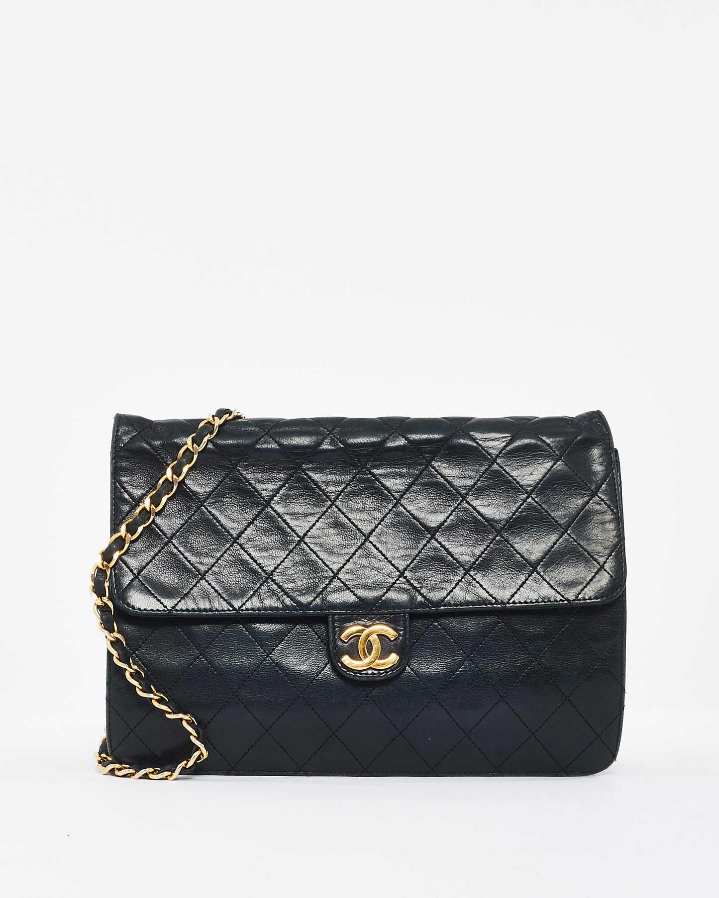 Sac à rabat simple en cuir d'agneau matelassé noir vintage Chanel