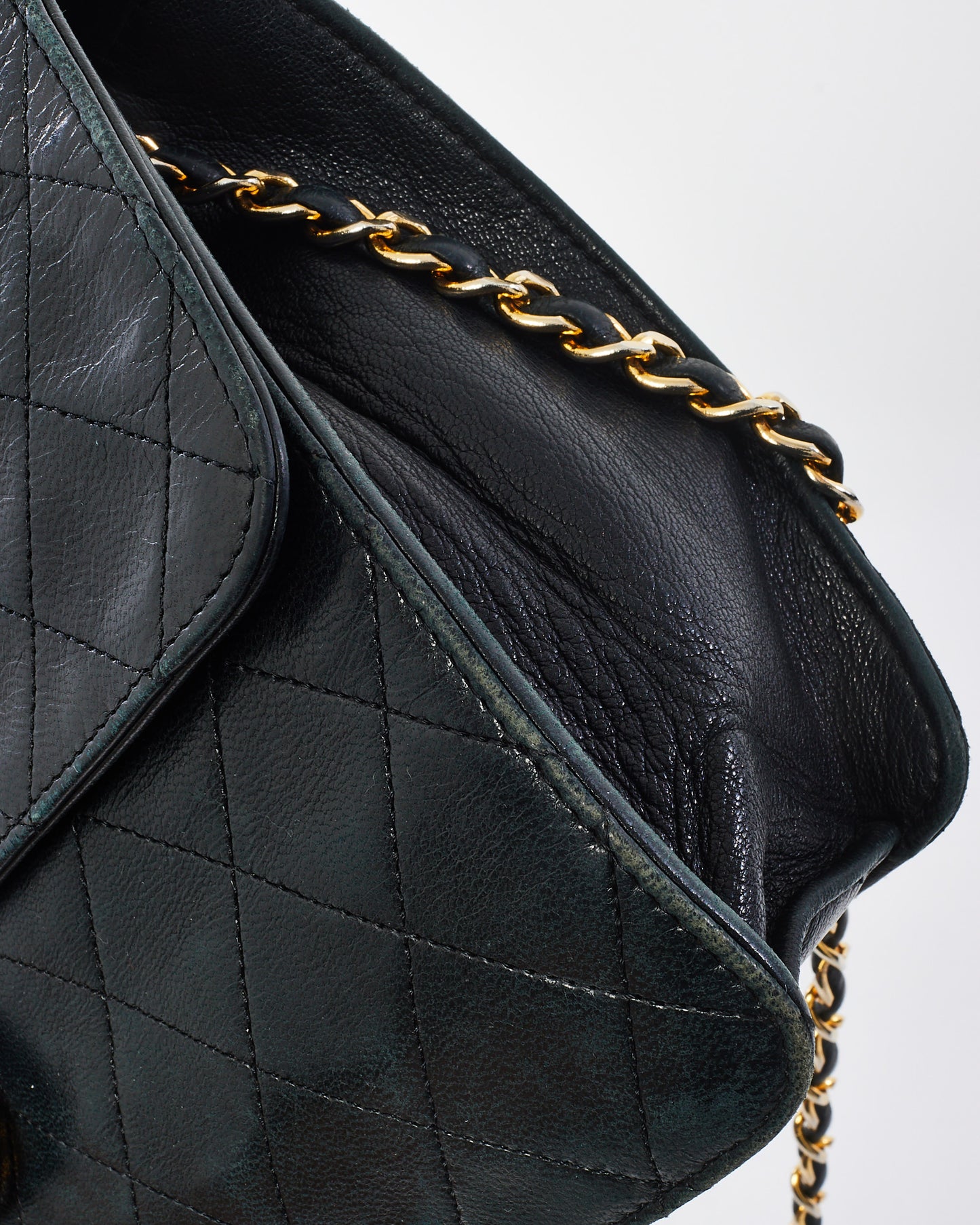 Sac à rabat simple en cuir d'agneau matelassé noir vintage Chanel