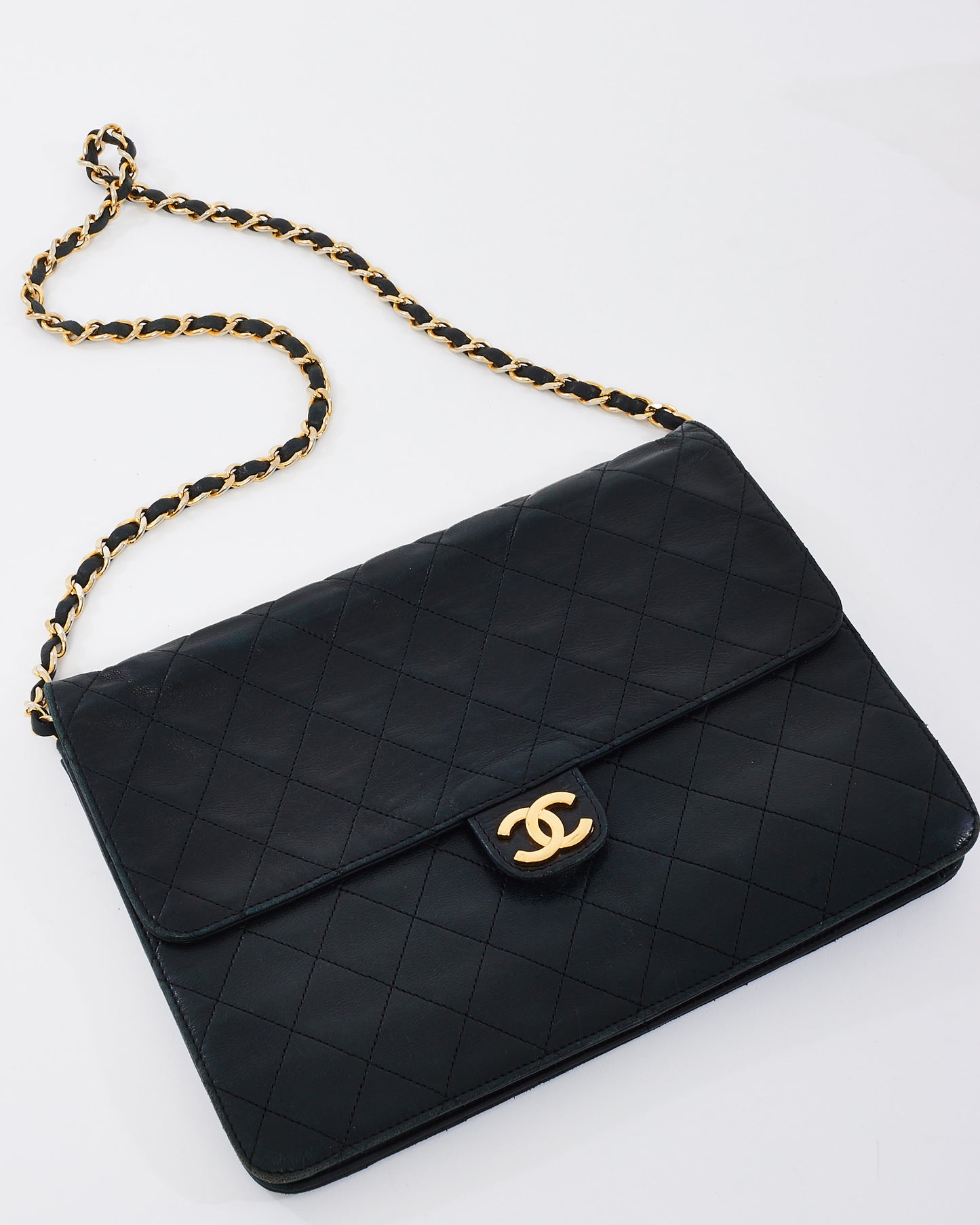 Sac à rabat simple en cuir d'agneau matelassé noir vintage Chanel