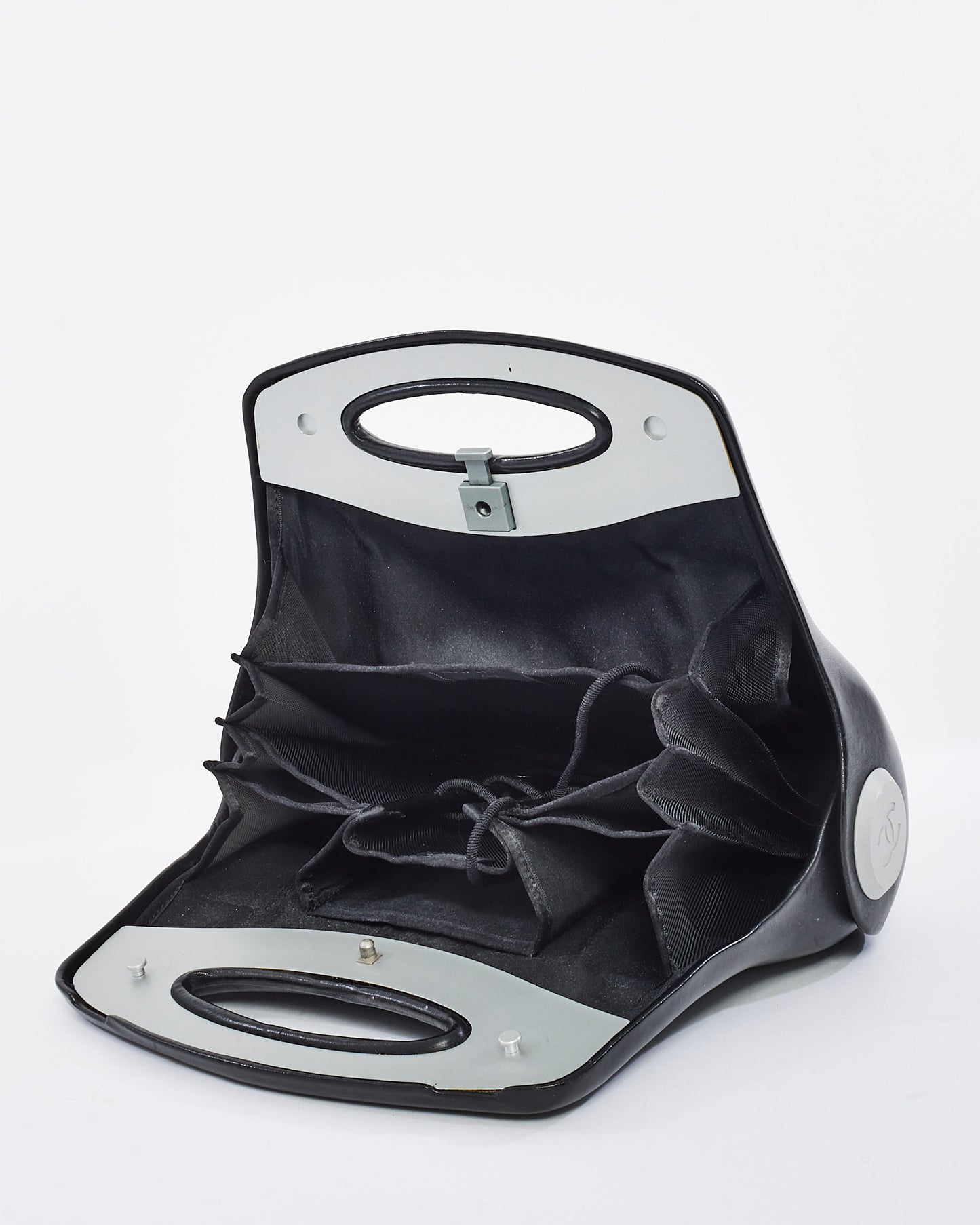 Sac bout à bout Millenium en cuir noir vintage Chanel en édition limitée