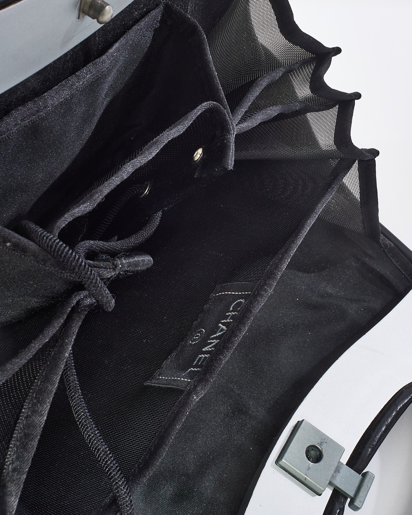 Sac bout à bout Millenium en cuir noir vintage Chanel en édition limitée