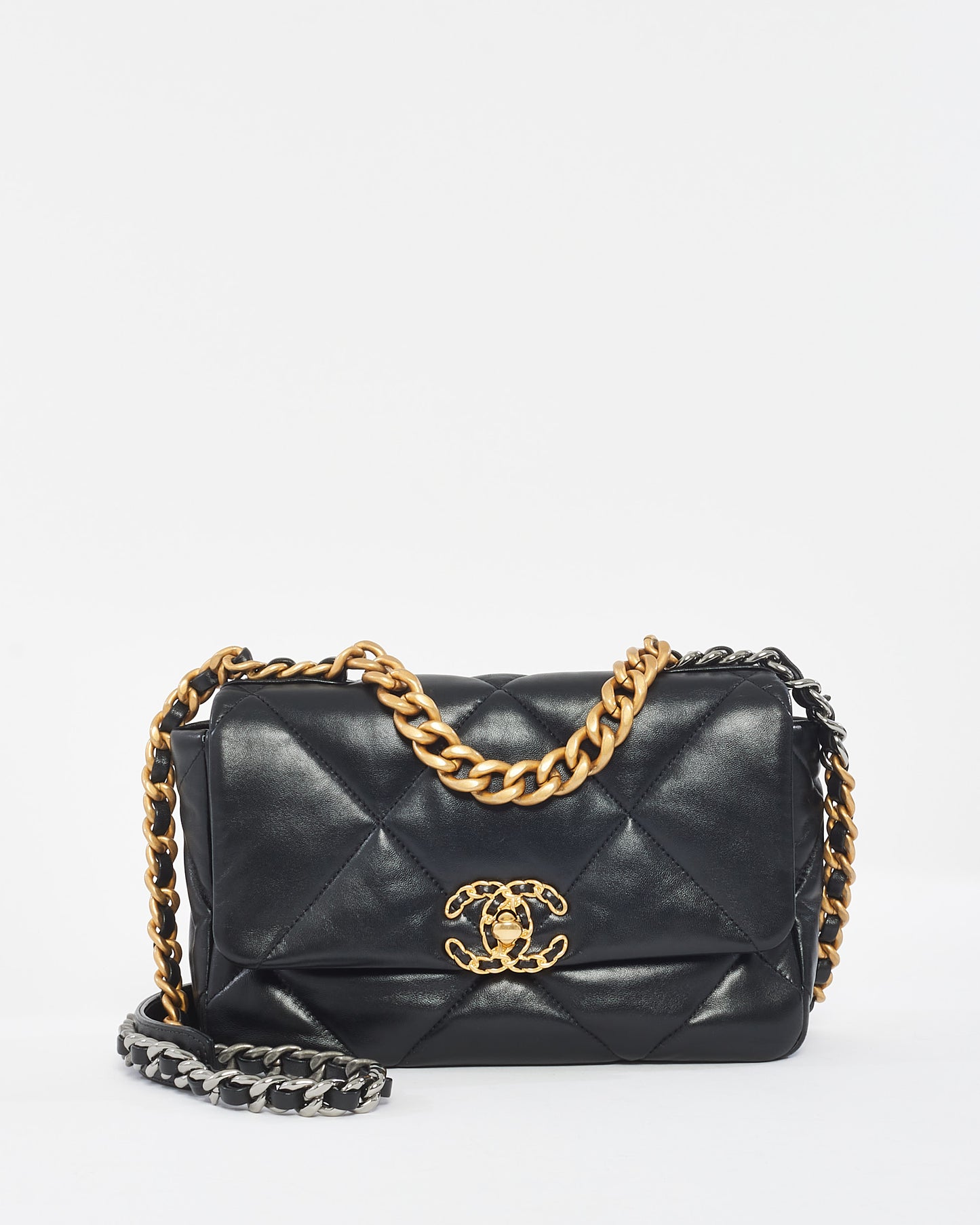 Sac à bandoulière Medium 19 en cuir matelassé noir Chanel